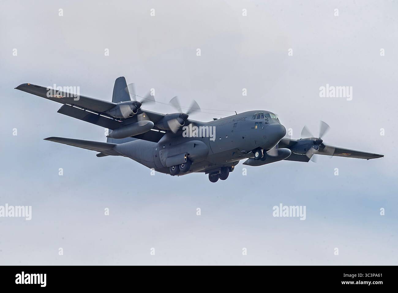 Lockheed C-130E Hercules de l'armée de l'air polonaise arrivant à Royal International Air Tattoo, Whelford, RAF Fairford, Gloucestershire, Royaume-Uni Banque D'Images