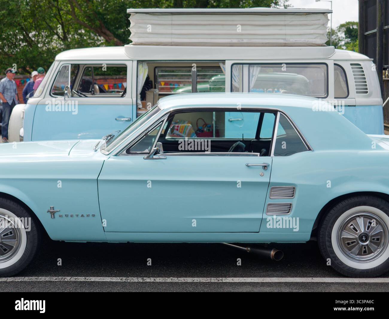 VW Camper & Mustang à l'événement Congleton Beartown Classic car Club au St Lawrence's Church Hall à Biddulph, Staffordshire, Angleterre. 26 juillet 2025 Banque D'Images