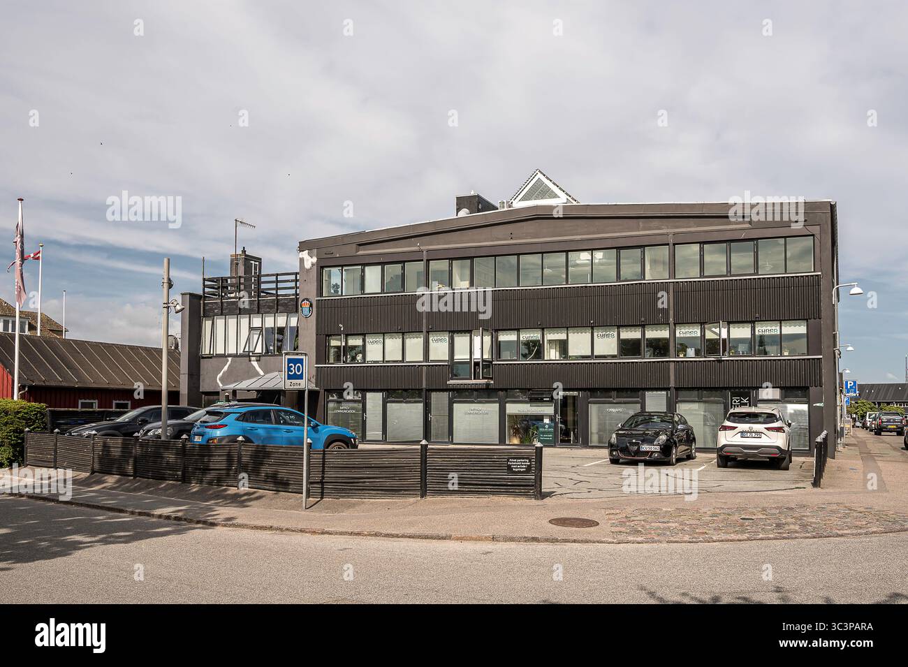 Nordhavnsvej 1A à Elsinore, Danemark, Jyly 11, 2025, le poste de police de la série télévisée les meurtres de Sommerdahl Banque D'Images