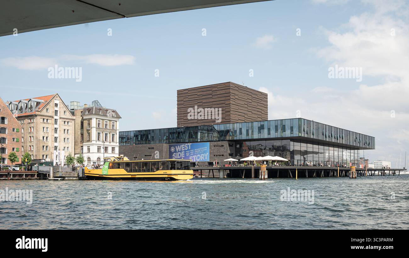 Le Royal Danish Playhouse reflète le design nordique moderne du port - la culture rencontre l'architecture dans le centre de Copenhague, le 17 juillet 2025 Banque D'Images