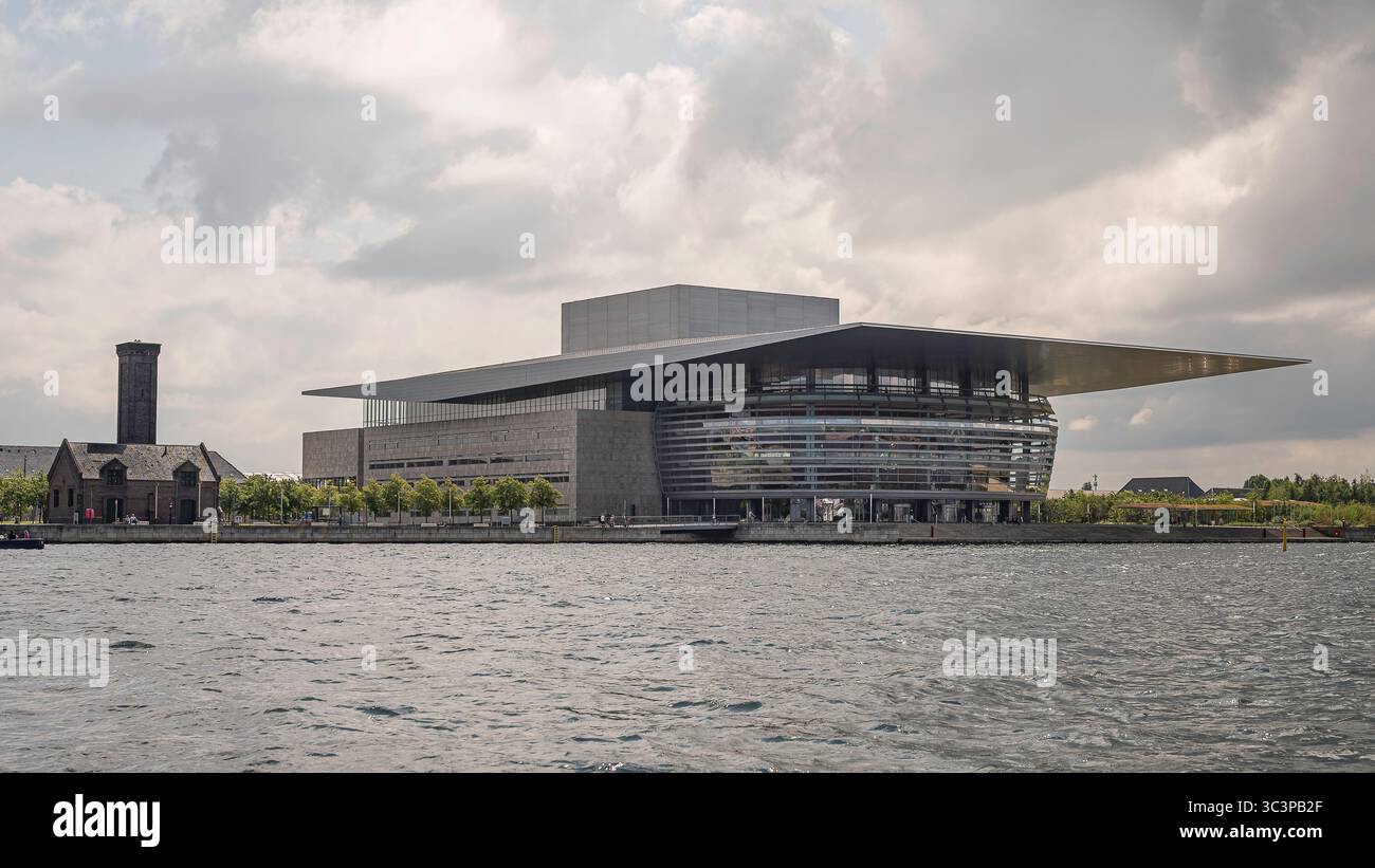 L'emblématique Opéra reflète le design danois et la culture estivale. Architecture moderne en bord de mer à Copenhague, le 17 juillet 2025 Banque D'Images
