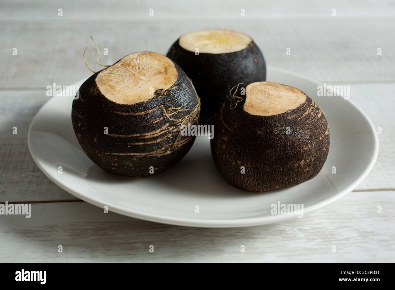 Une vue de quelques radis noirs sur une assiette. Banque D'Images