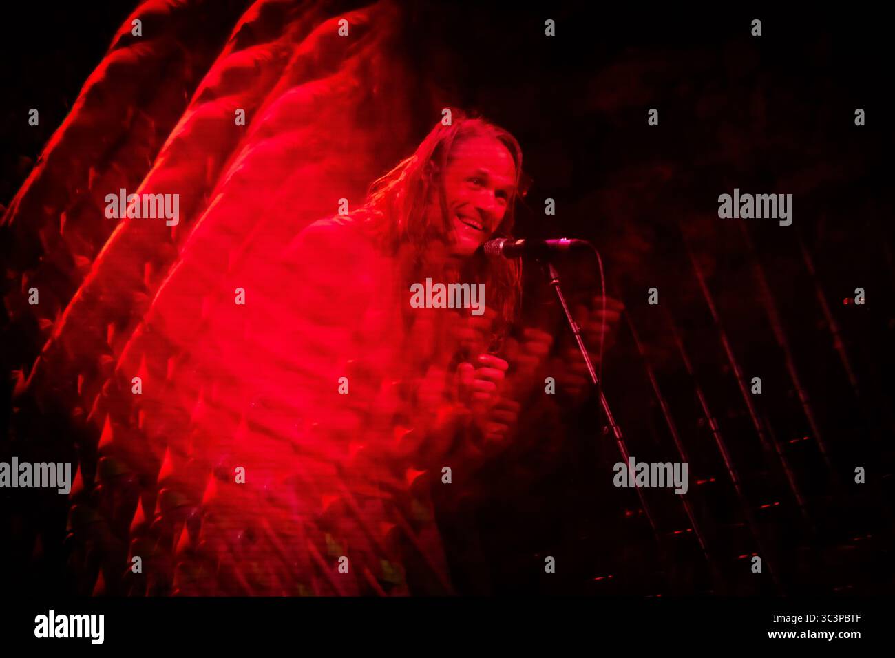 Édimbourg, Royaume-Uni, 25 juillet 2025 . Deerhoof, le groupe de punk de San Franciscan Noise, a été capturé par la photographe écossaise Daisy Duende, jouant dans le coffre souterrain des Caves. Le groupe.Who a récemment annoncé le retrait de sa musique de Spotify, est en tournée au Royaume-Uni pour promouvoir son 20e album studio Noble and Godlike in Ruin. Les grottes sont la sous-structure du South Bridge du XVIIIe siècle dans la capitale écossaise. Deerhoof poursuit sa tournée britannique avec des concerts dans le nord de l'Angleterre avant de frapper Londres le 28-29 juillet. Crédit : Daisy Duende/Alamy Live News Banque D'Images