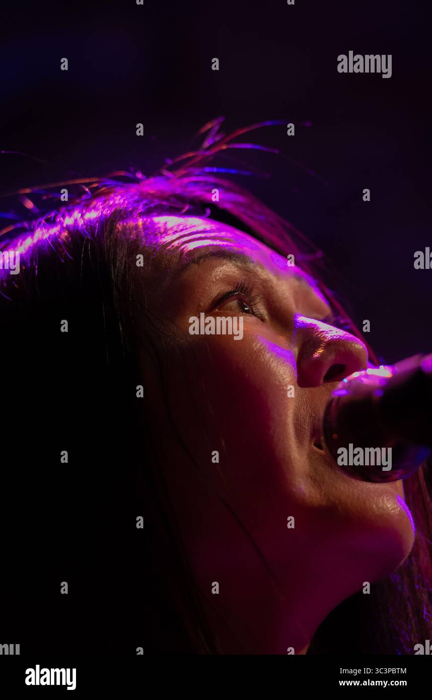 Édimbourg, Royaume-Uni, 25 juillet 2025 . Deerhoof, le groupe de punk de San Franciscan Noise, a été capturé par la photographe écossaise Daisy Duende, jouant dans le coffre souterrain des Caves. Le groupe.Who a récemment annoncé le retrait de sa musique de Spotify, est en tournée au Royaume-Uni pour promouvoir son 20e album studio Noble and Godlike in Ruin. Les grottes sont la sous-structure du South Bridge du XVIIIe siècle dans la capitale écossaise. Deerhoof poursuit sa tournée britannique avec des concerts dans le nord de l'Angleterre avant de frapper Londres le 28-29 juillet. Crédit : Daisy Duende/Alamy Live News Banque D'Images