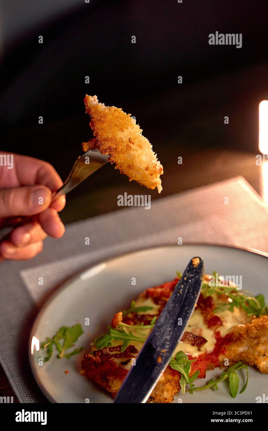 Délicieux plat pain croustillant servi avec garnitures et garnitures fraîches mettant en valeur l'art culinaire et la présentation gastronomique Banque D'Images