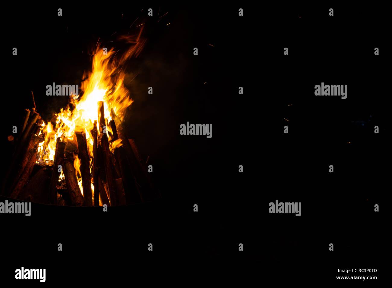 Feu de camp une nuit d'été Banque D'Images