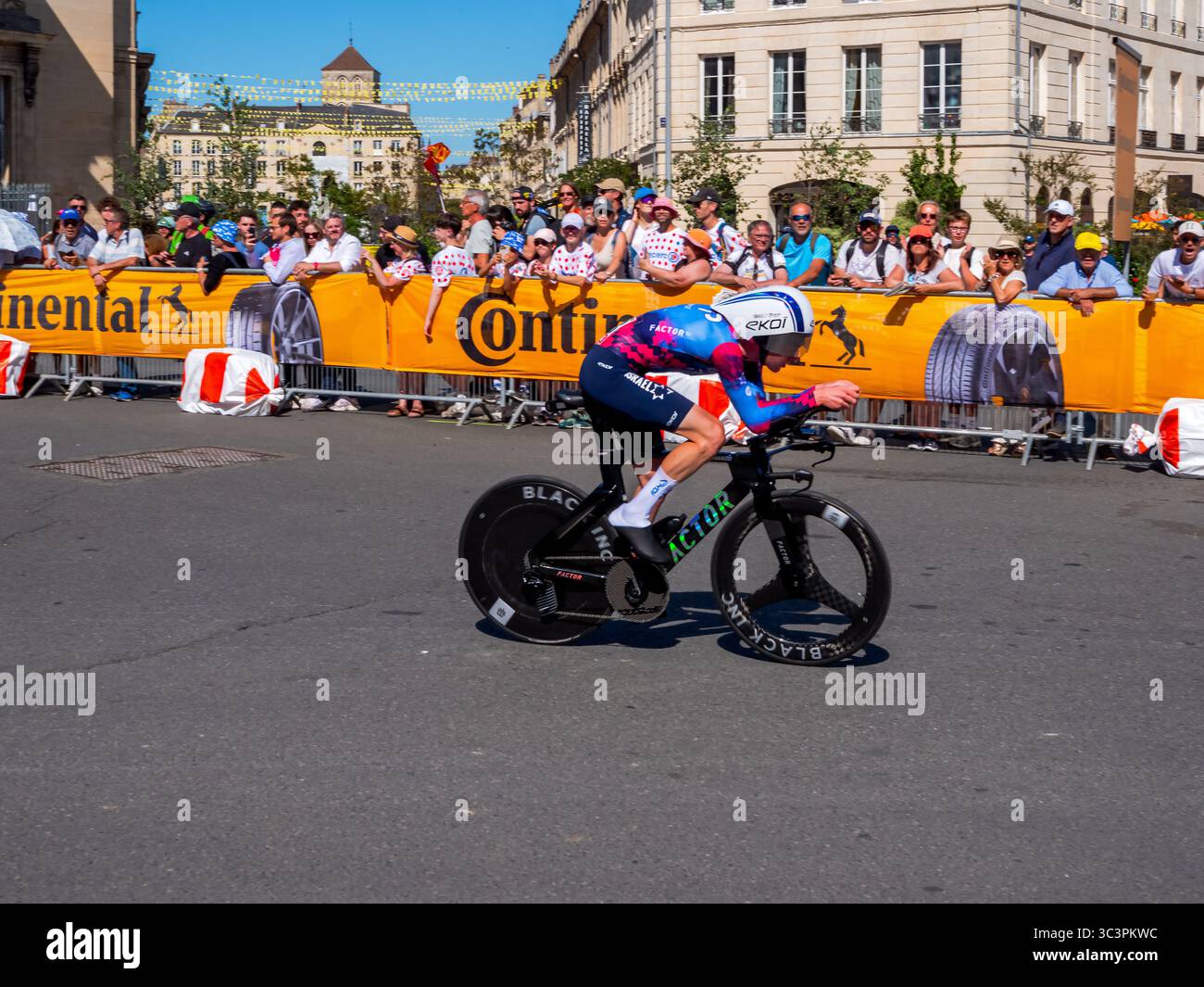 Caen, France, 9 juillet 2025. Le cycliste Oscar Onley, coureur de l'équipe britannique dsm–firmenich PostNL, lors du contre-la-montre individuel du Tour d 2025 Banque D'Images