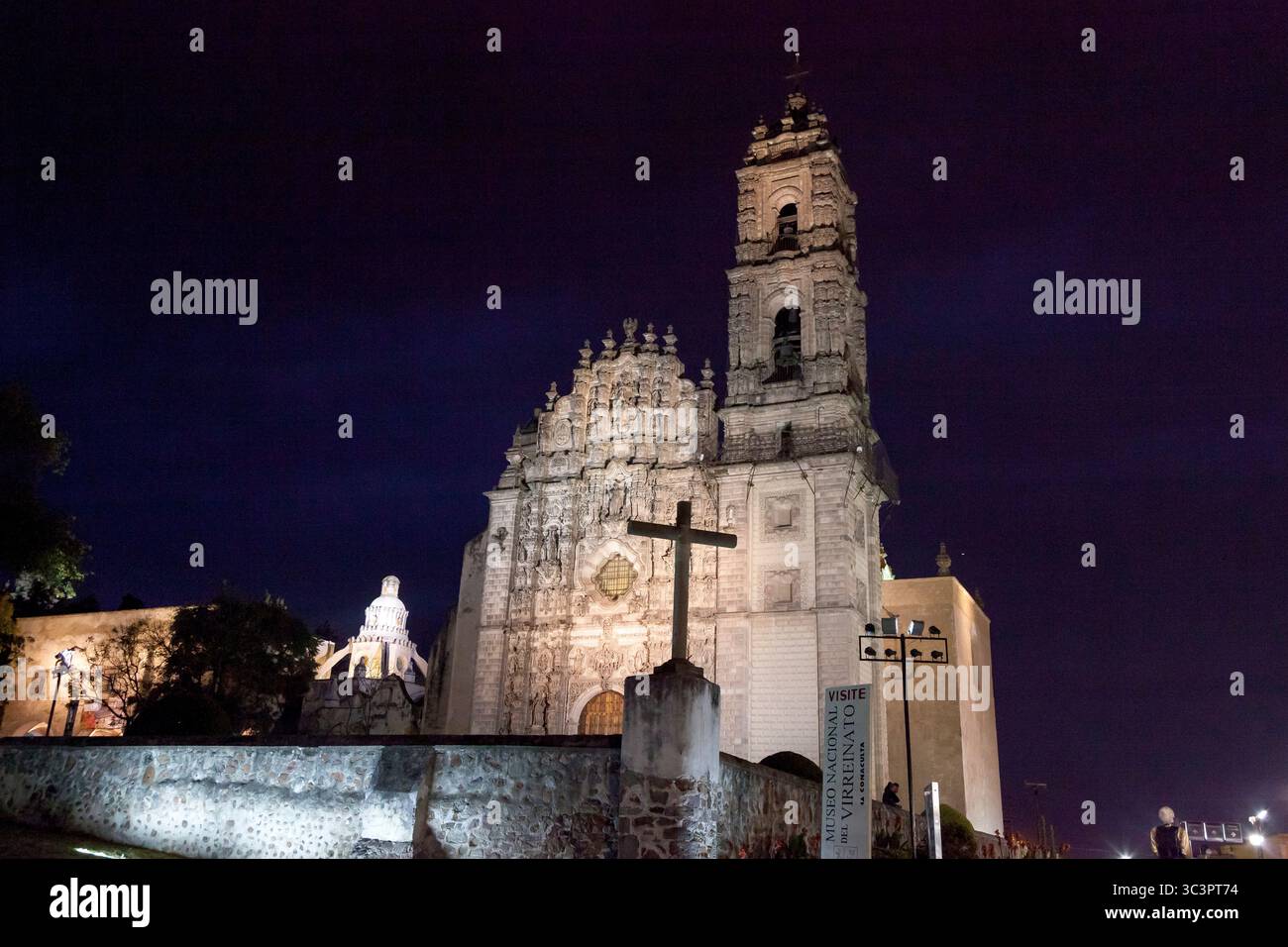 Une vision nocturne du 'Museo del Virreinato', ou Musée de la vice-royauté, à Tepotzotlán, Mexique Banque D'Images