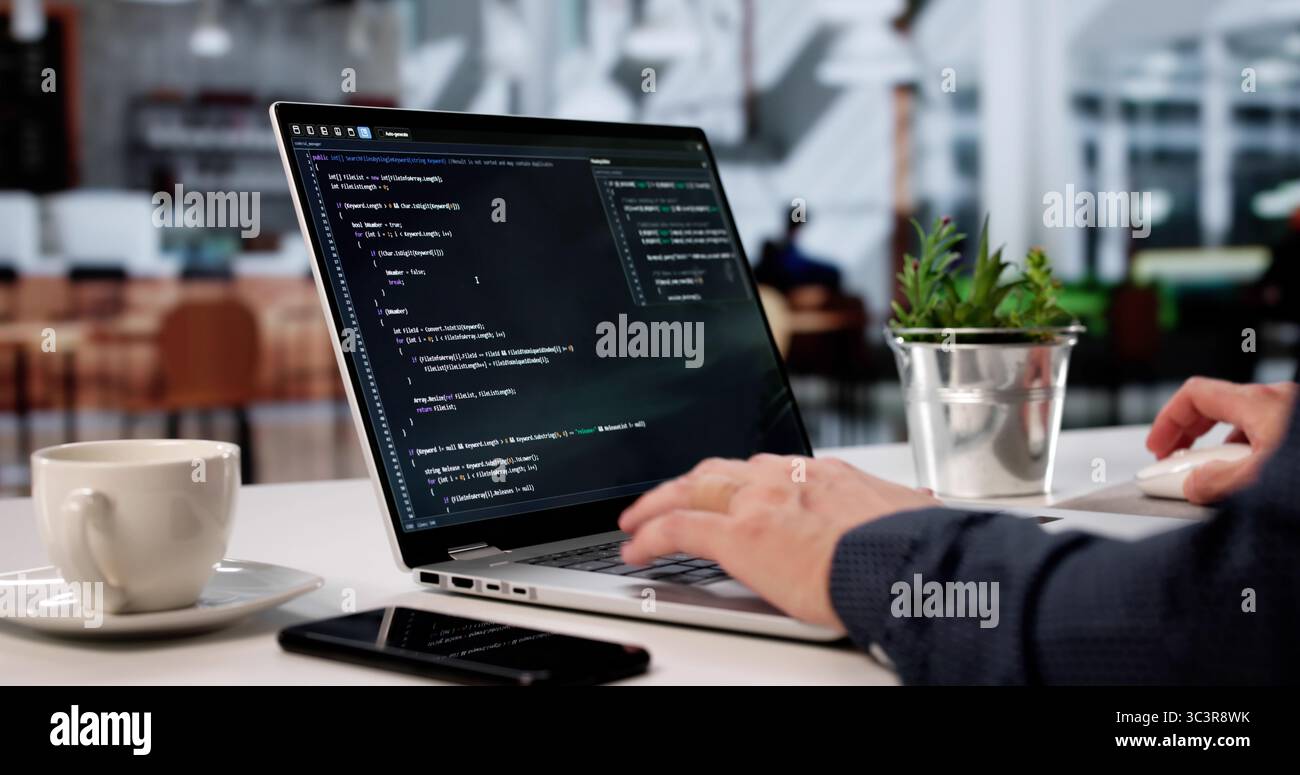 Programmeur qualifié construire des mondes numériques sur ordinateur portable avec un style agile Banque D'Images