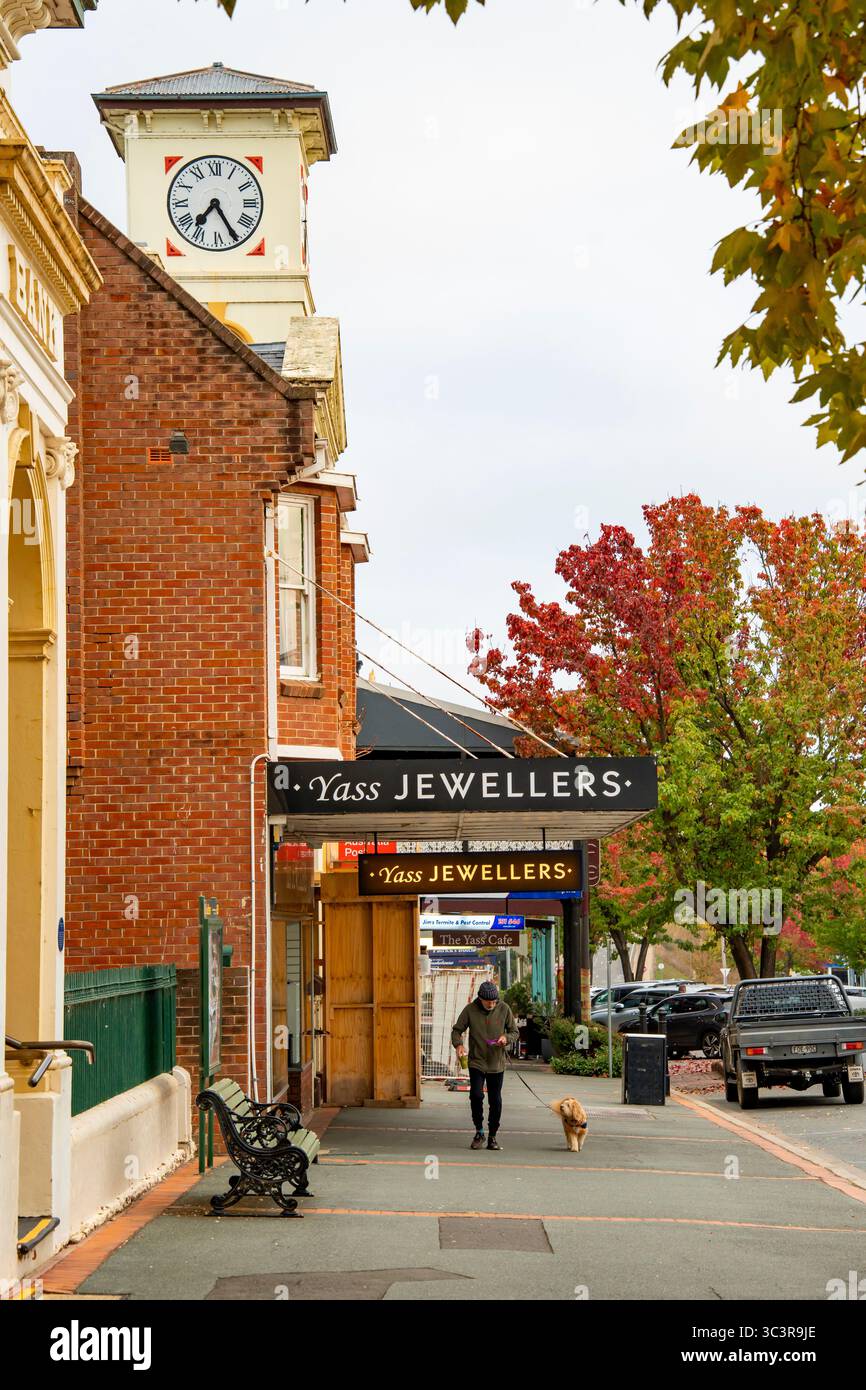 En regardant vers le bas de la rue principale de la ville de Yass dans le pays de Nouvelle-Galles du Sud à la tour de l'horloge de 1888 de son bureau de poste Banque D'Images