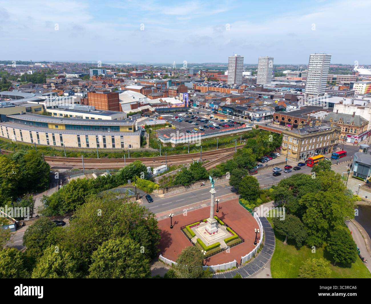 Vue aérienne du mémorial de guerre de Sunderland au premier plan avec les bâtiments du centre-ville, Tyne et Wear, Angleterre Banque D'Images