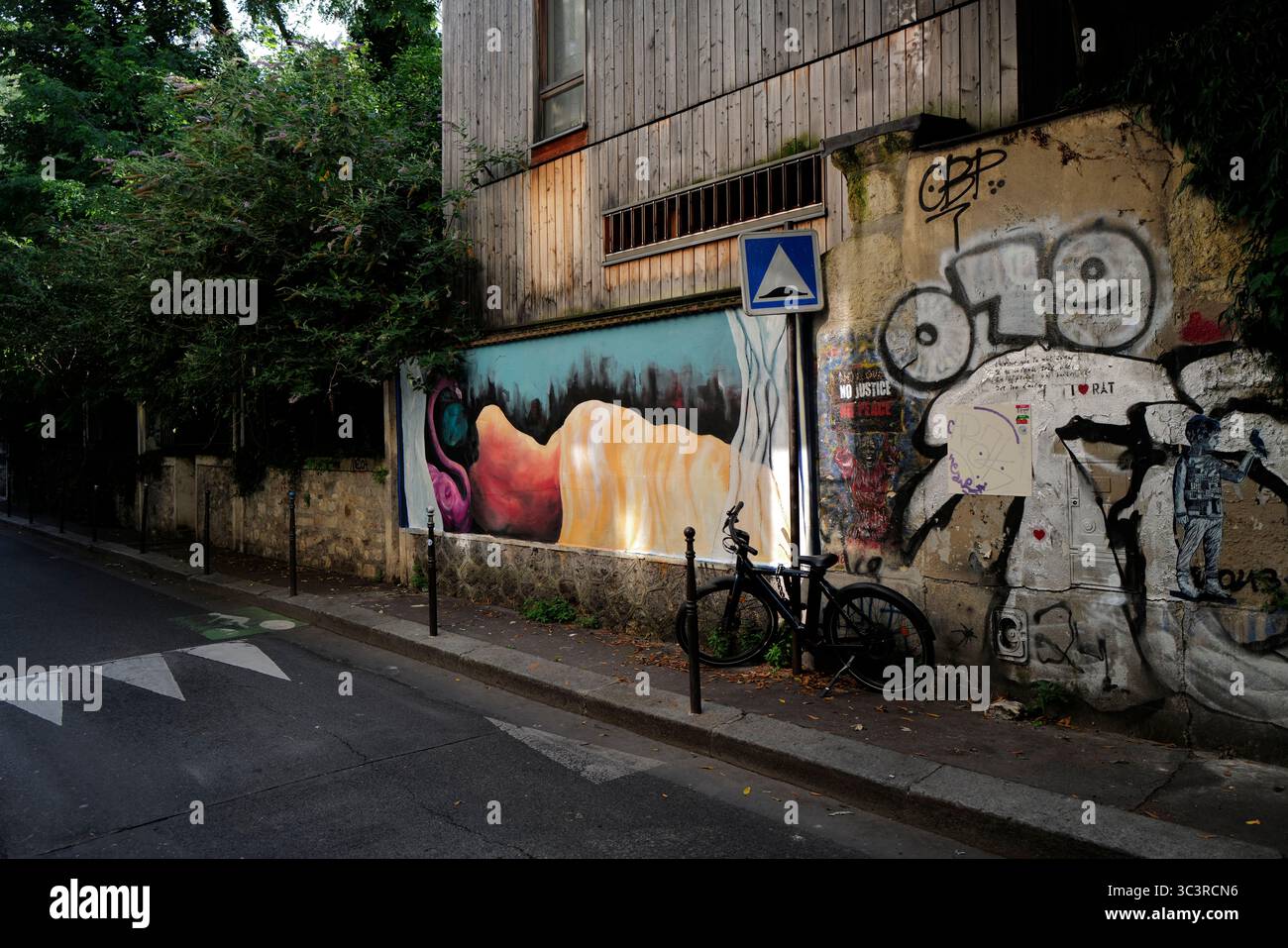 Une balade brute, poétique et surréaliste à travers le Street art rebelle, tendre et sauvage de Ménilmontant, Paris 20e. Banque D'Images