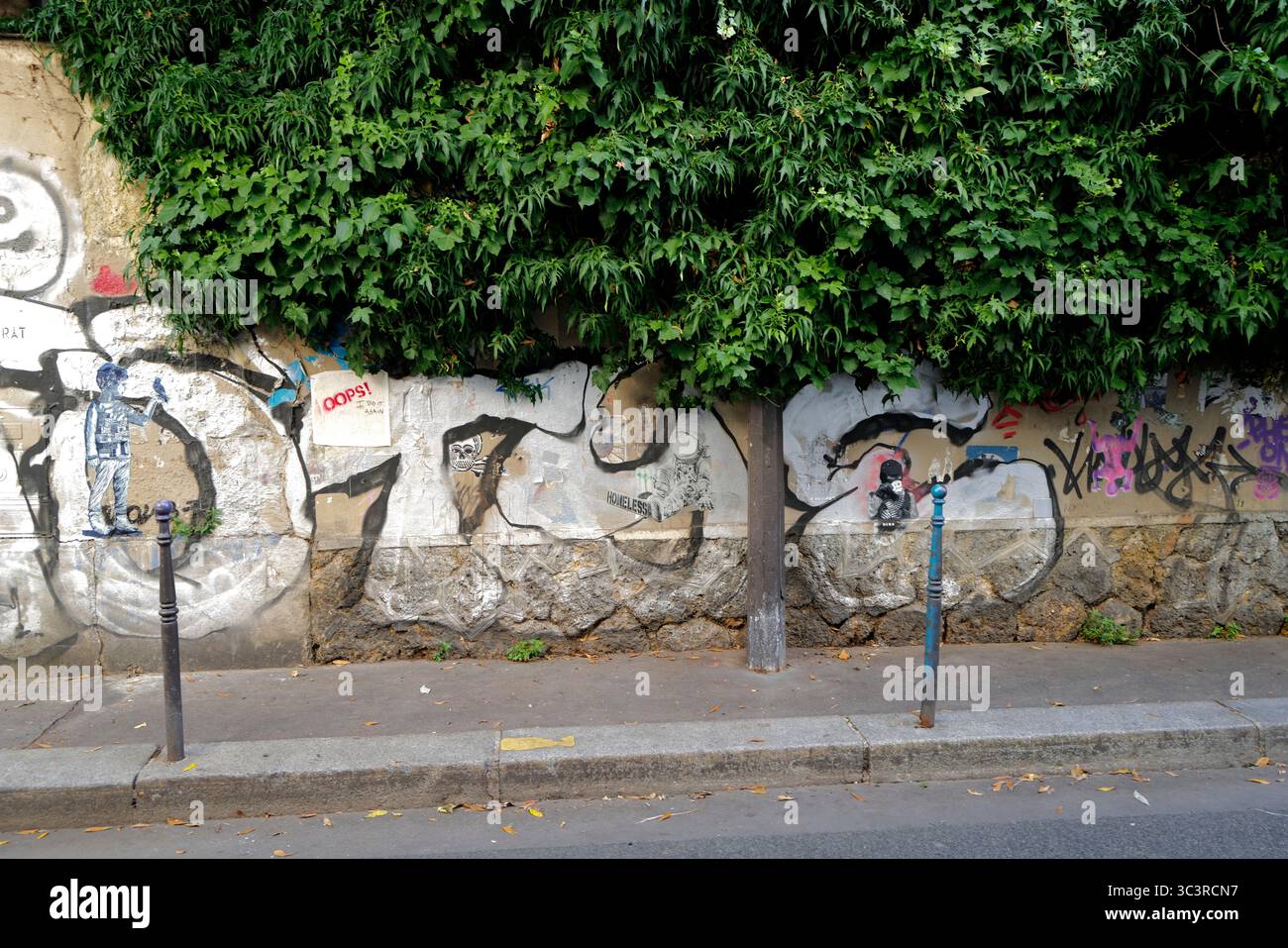 Une balade brute, poétique et surréaliste à travers le Street art rebelle, tendre et sauvage de Ménilmontant, Paris 20e. Banque D'Images
