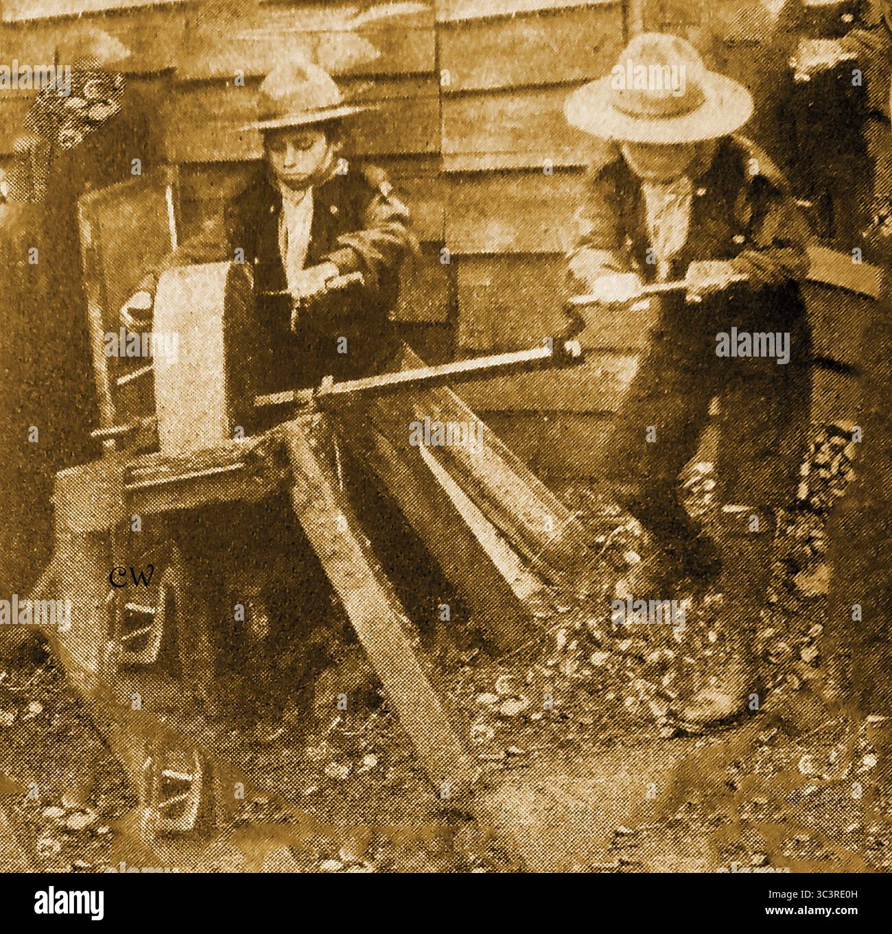 Deux boy scouts britanniques patriotiques aidant dans une ferme pendant la première Guerre mondiale pendant la période des récoltes. Banque D'Images