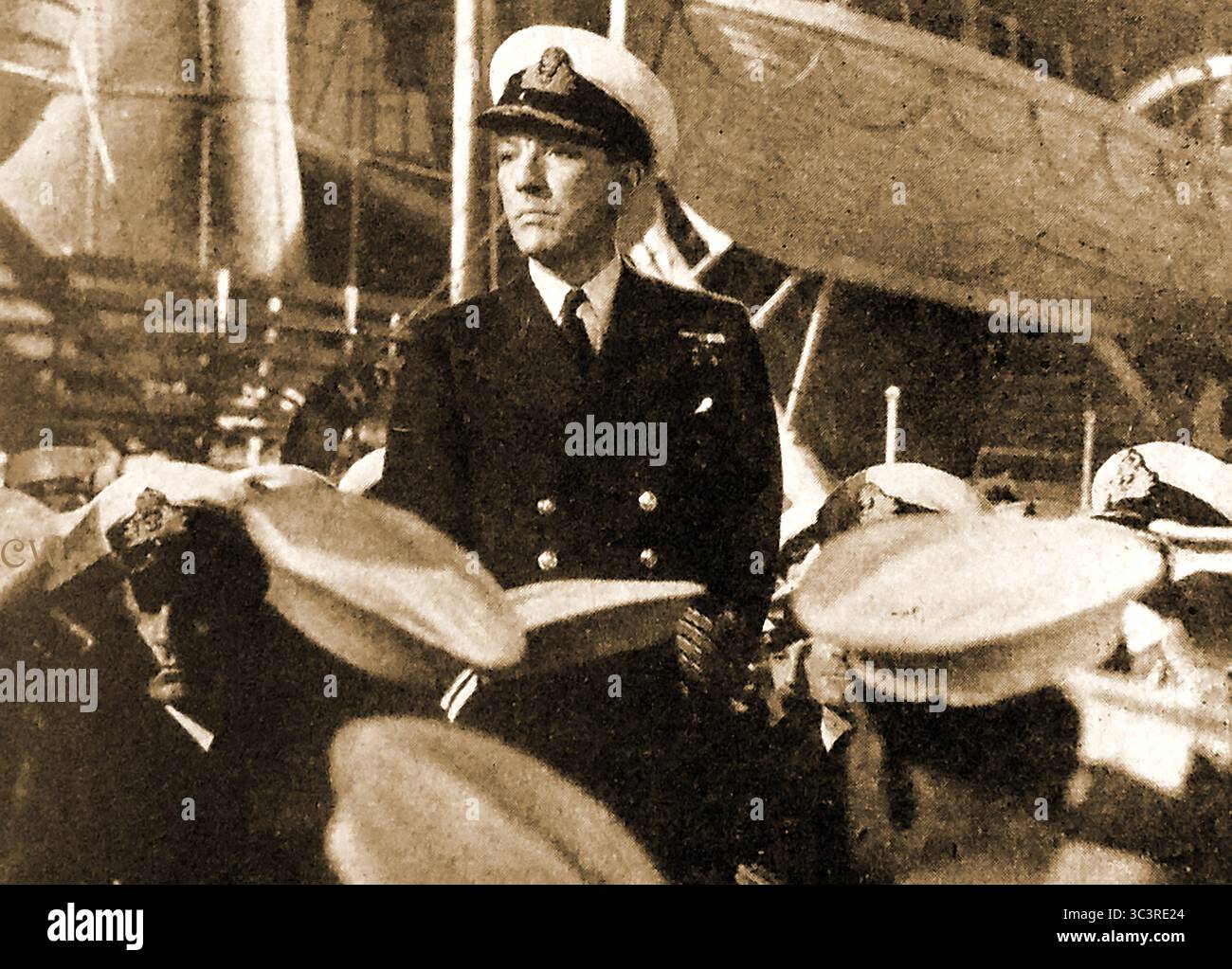 FILM - CINÉMA - HISTOIRE - Noel Coward DANS LEQUEL NOUS SERVONS. Un film naval qu'il a joué, écrit et réalisé (avec David Lean en 1942). Coward a également écrit la musique. Il a été filmé pendant la seconde Guerre mondiale avec l'aide du ministère de l'information. Banque D'Images