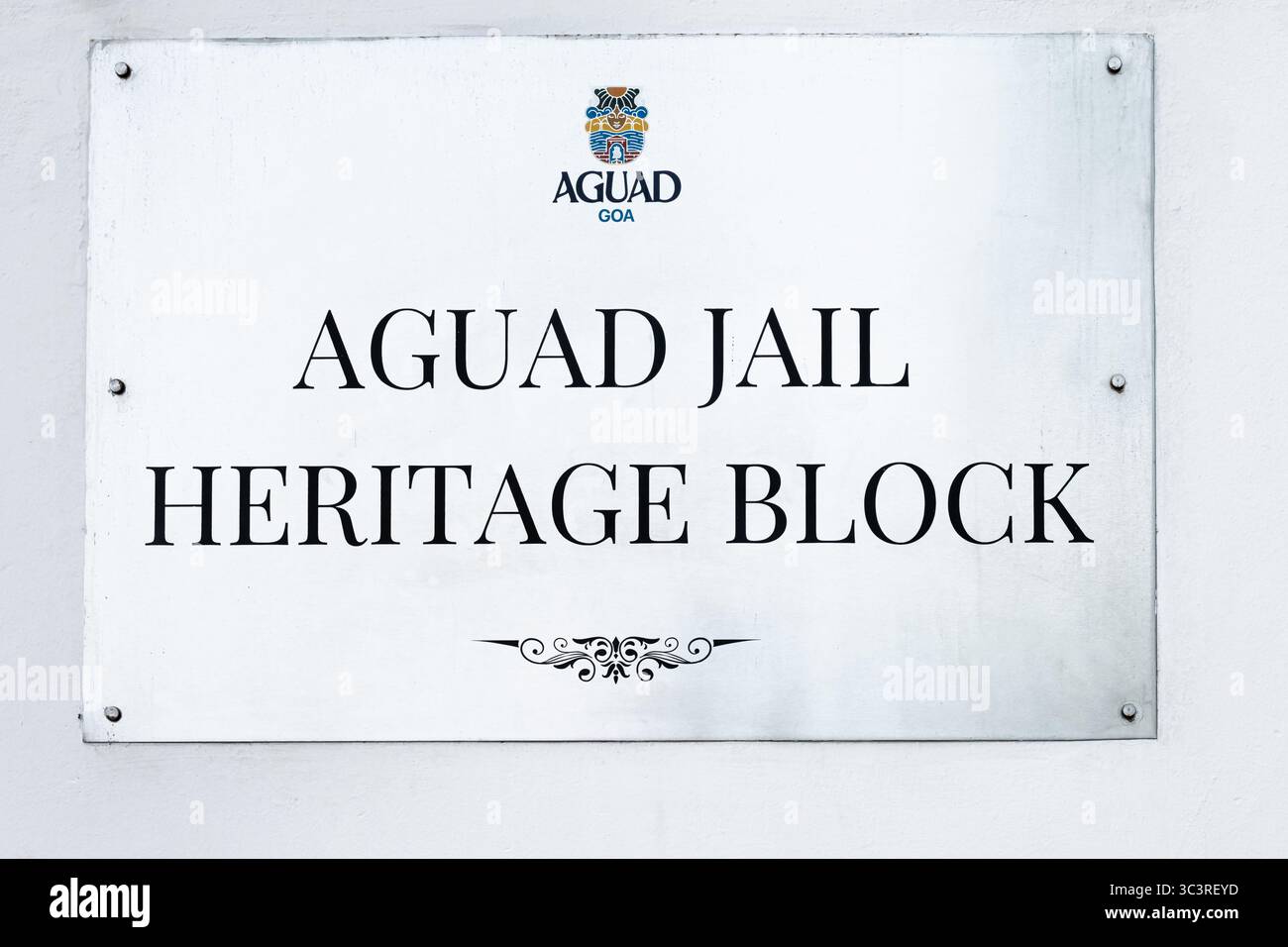 Panneau avec le nom de Aguad Jail Heritage Block. Musée de Goa Inde époque portugaise Aguada Fort et ancienne attraction touristique centrale de la prison. Edito Banque D'Images
