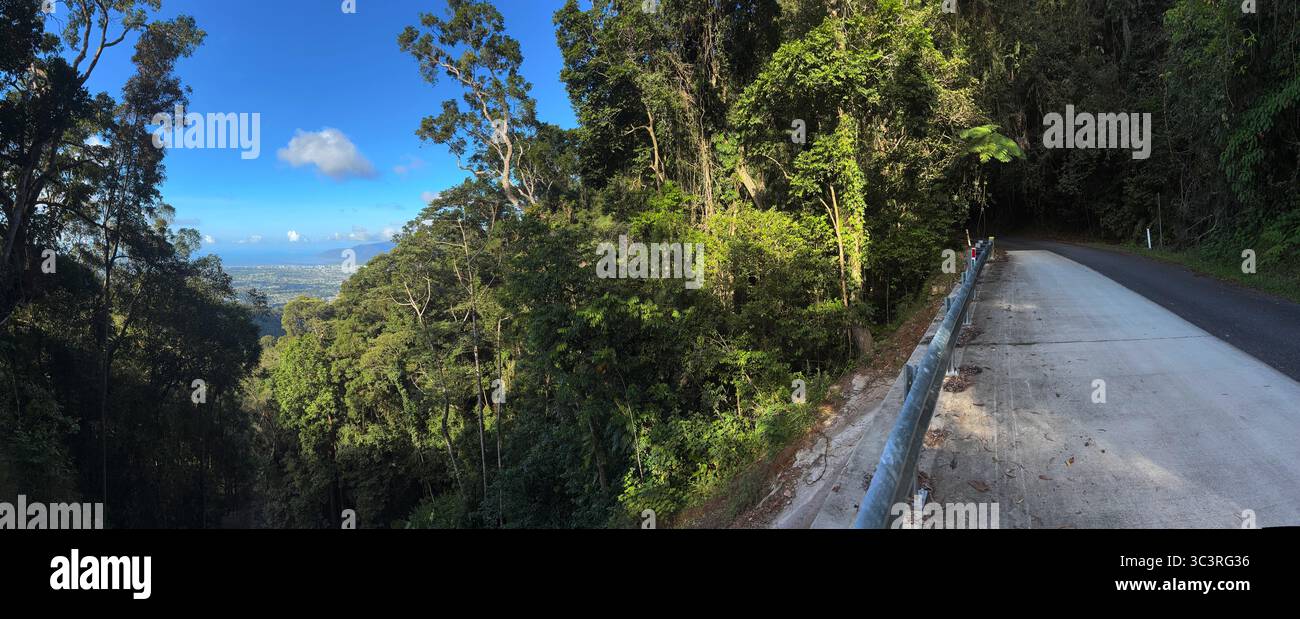 Vue panoramique sur la ville côtière de Cairns depuis Lake Morris Rd, réparé après le cyclone Jasper, Dinden National Park, Queensland, A - Image de stock capturée avec un smartphone