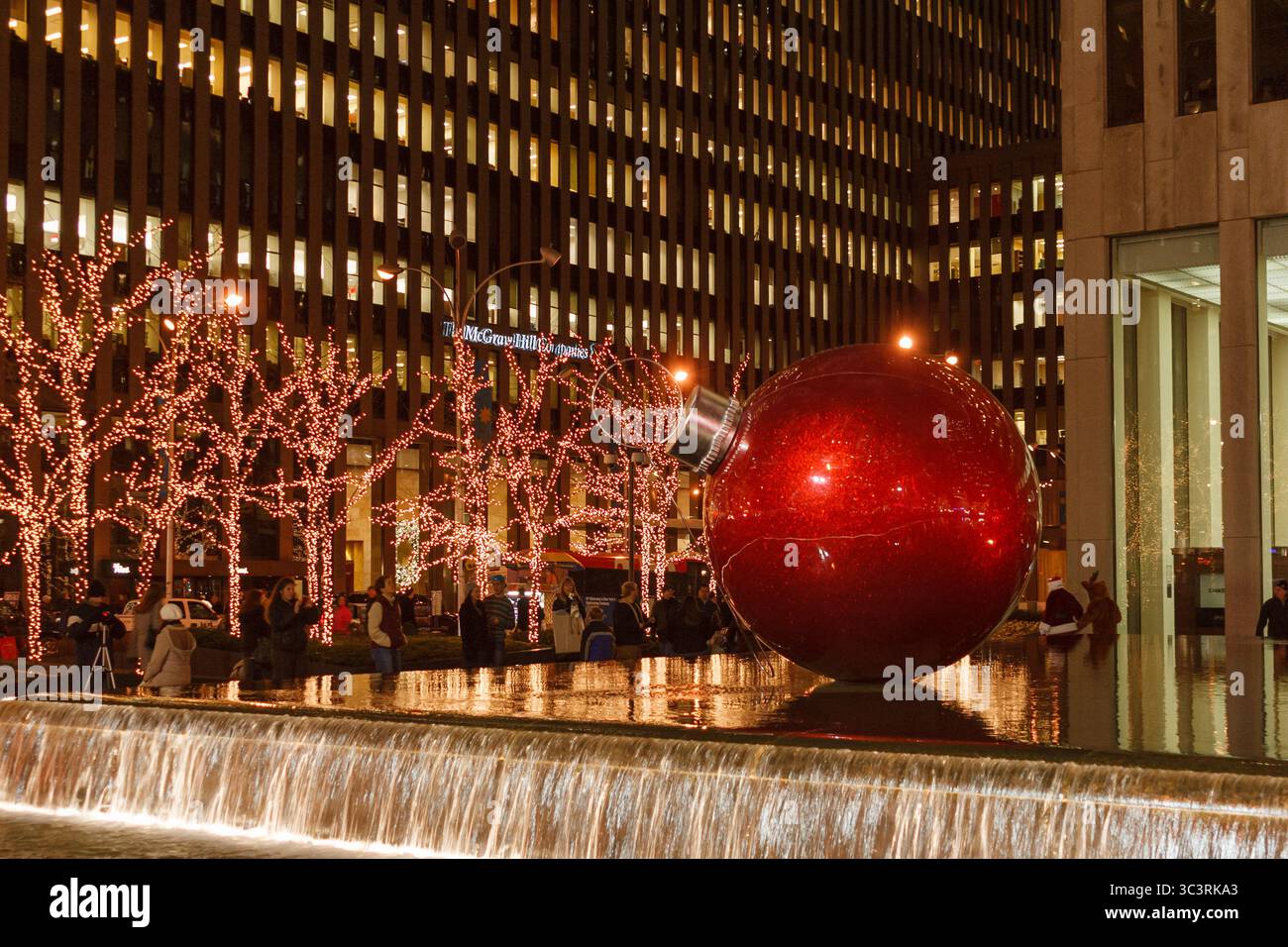 Boules rouges géantes et arbres étincelants pour Noël à New York Banque D'Images
