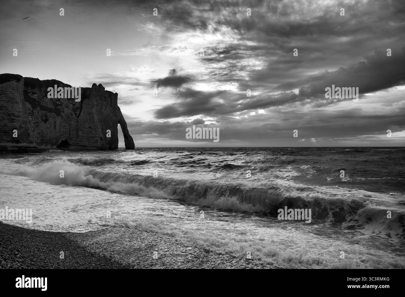 Surf devant l'arche rocheuse falaise ou porte d'aval, Etretat, mer, nuages, côte escarpée, falaises, falaises de craie, côte d'albâtre, la Cote d'Albatre, bl Banque D'Images