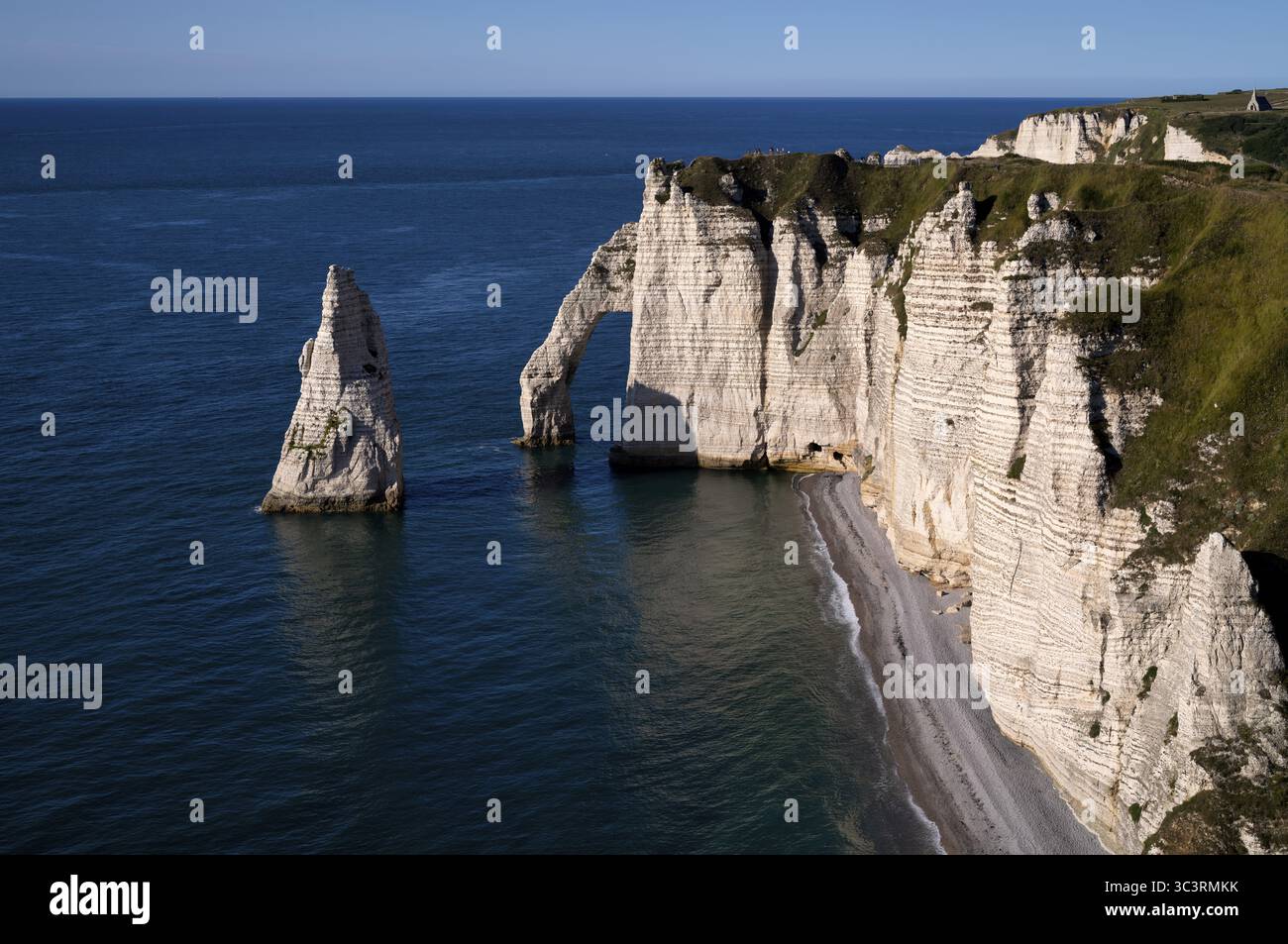 Arche rocheuse falaise ou porte d'aval et aiguille rocheuse aiguille, plage de Jambourg, Etretat, mer, côte escarpée, falaises, falaises de craie, côte d'albâtre, la Cot Banque D'Images