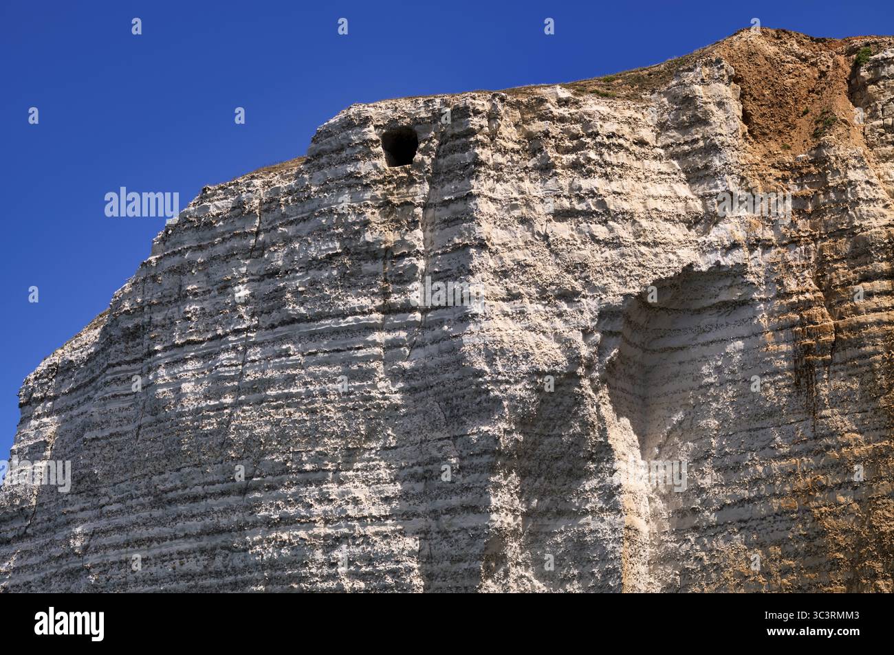 Vue sur l'oeil du Panda, L'oeil du Panda, fenêtre rocheuse, grotte, dans l'arche rocheuse falaise Courtine, Etretat, mer, falaise, falaises, falaises de craie, alaba Banque D'Images