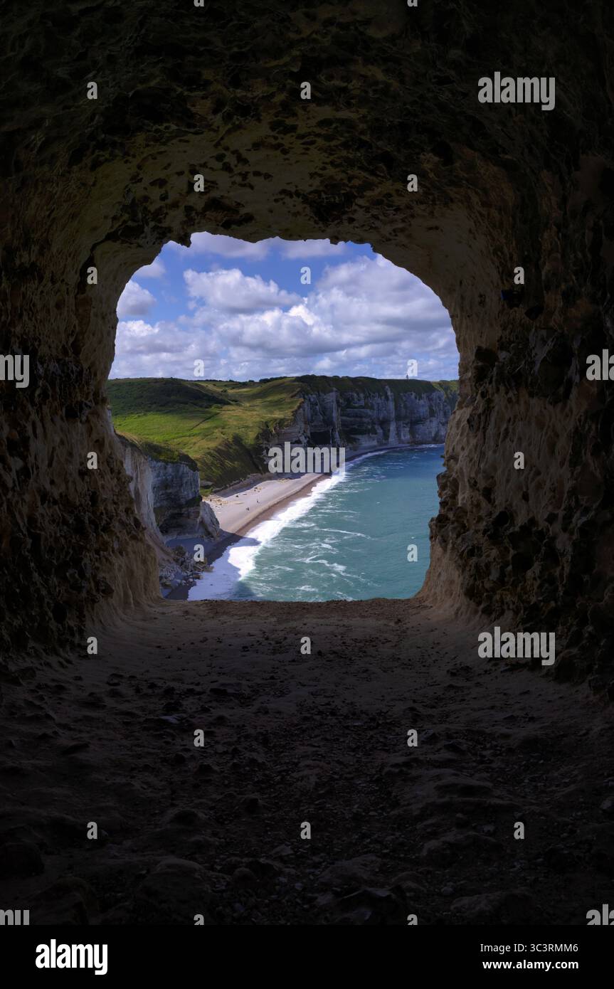 Vue à travers l'oeil du panda, L'oeil du Panda, fenêtre rocheuse, grotte, dans l'arche rocheuse falaise Courtine, Etretat, mer, côte escarpée, falaises, craie cl Banque D'Images