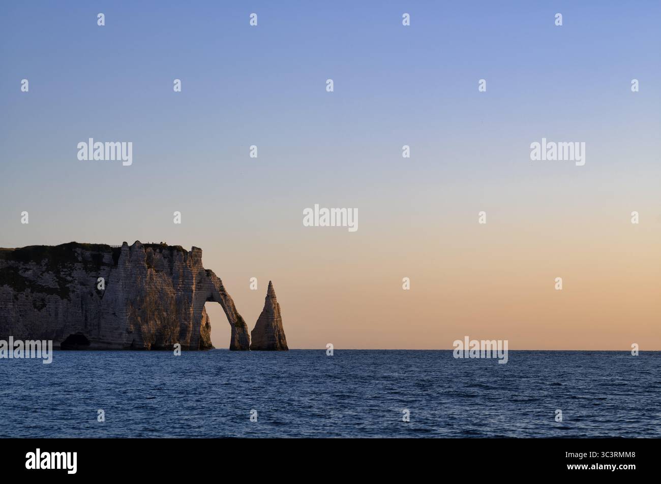 Arche rocheuse falaise ou porte d'aval et aiguille rocheuse aiguille, Etretat, mer, côte escarpée, falaises, falaises de craie, côte d'albâtre, la Cote d'Albatre, ev Banque D'Images