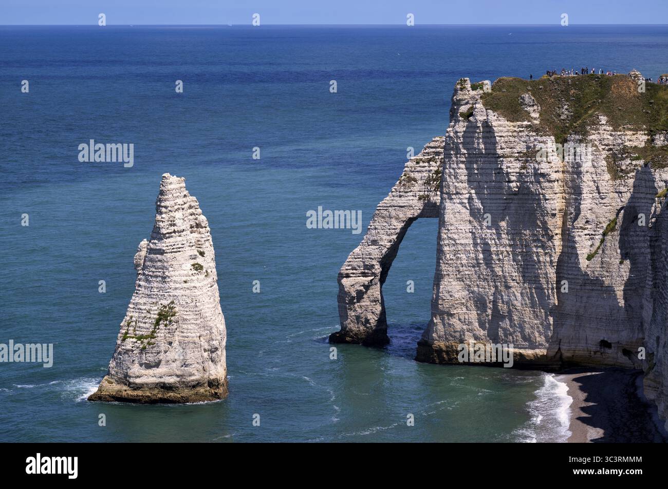 Touristes, visiteurs sur arche rocheuse falaise ou porte d'aval et aiguille rocheuse aiguille, Etretat, mer, côte escarpée, falaises, falaises de craie, côte d'albâtre, l Banque D'Images