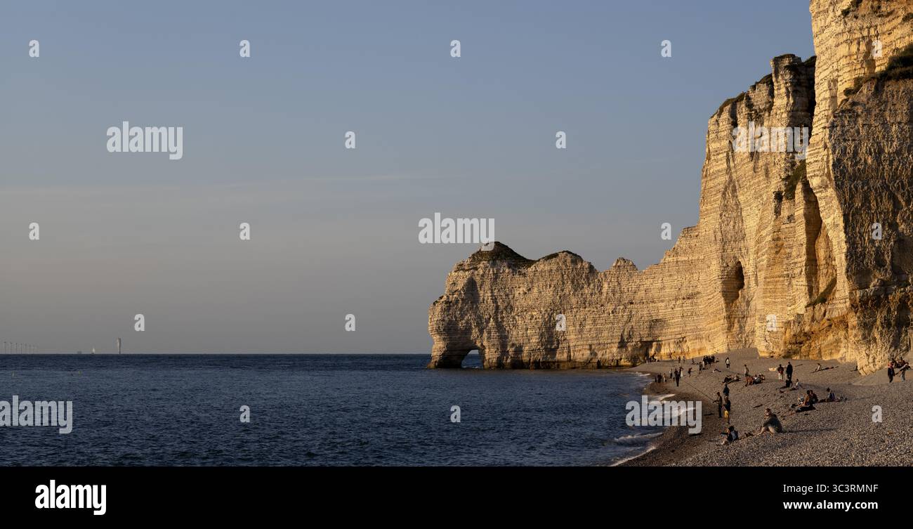 Les gens sur la plage, plage de galets, arche rocheuse falaise ou porte d'amont, Etretat, mer, côte escarpée, falaises, falaises de craie, côte d'albâtre, la Cote d'A. Banque D'Images