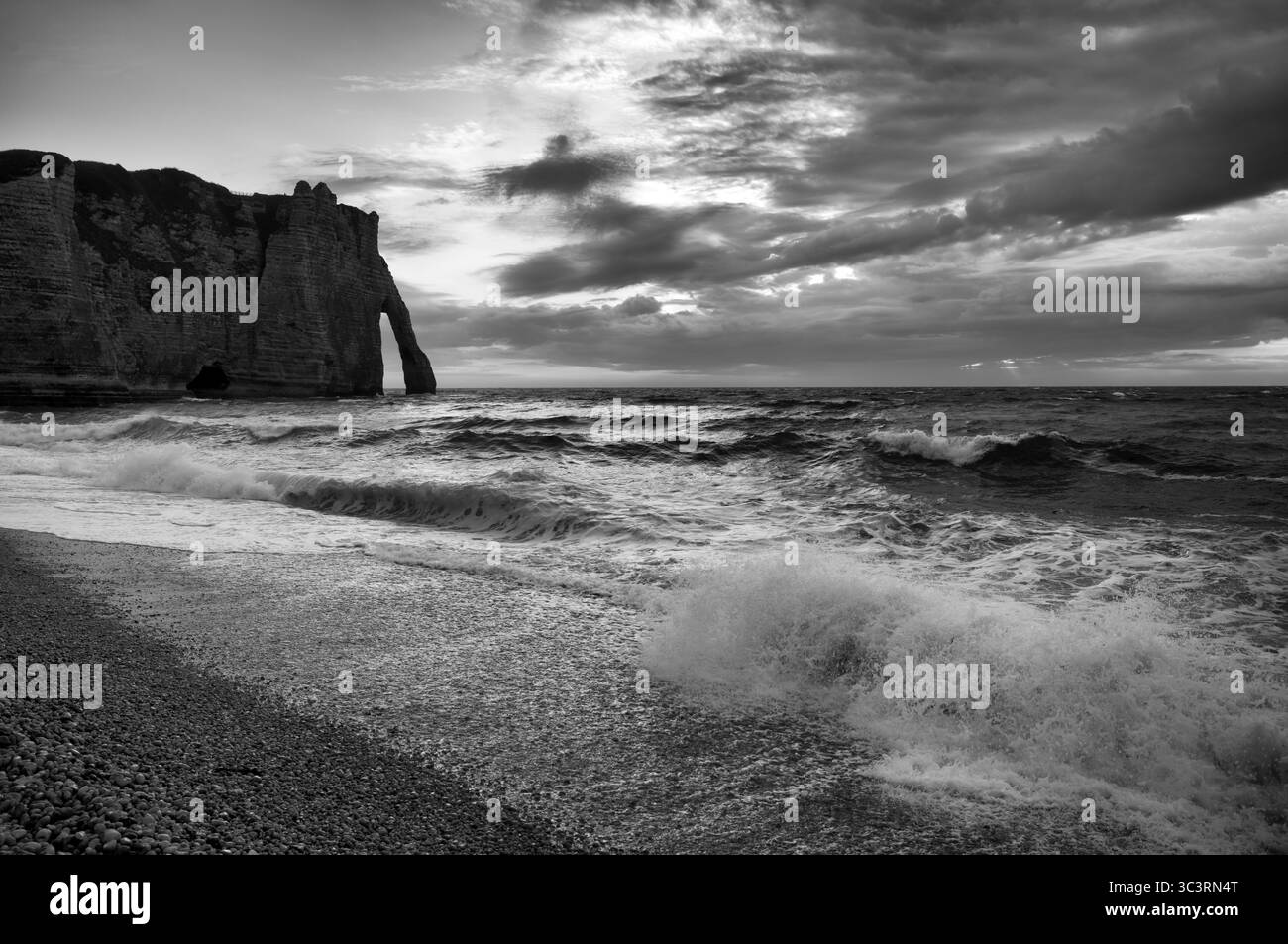Surf devant l'arche rocheuse falaise ou porte d'aval, Etretat, mer, nuages, côte escarpée, falaises, falaises de craie, côte d'albâtre, la Cote d'Albatre, bl Banque D'Images