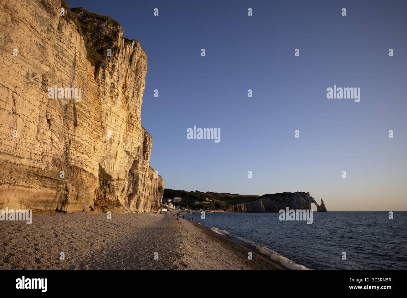 Les gens sur la plage, plage de galets, arche rocheuse falaise ou porte d'aval, aiguille rocheuse aiguille, Etretat, mer, côte escarpée, falaises, falaises de craie, alabaste Banque D'Images