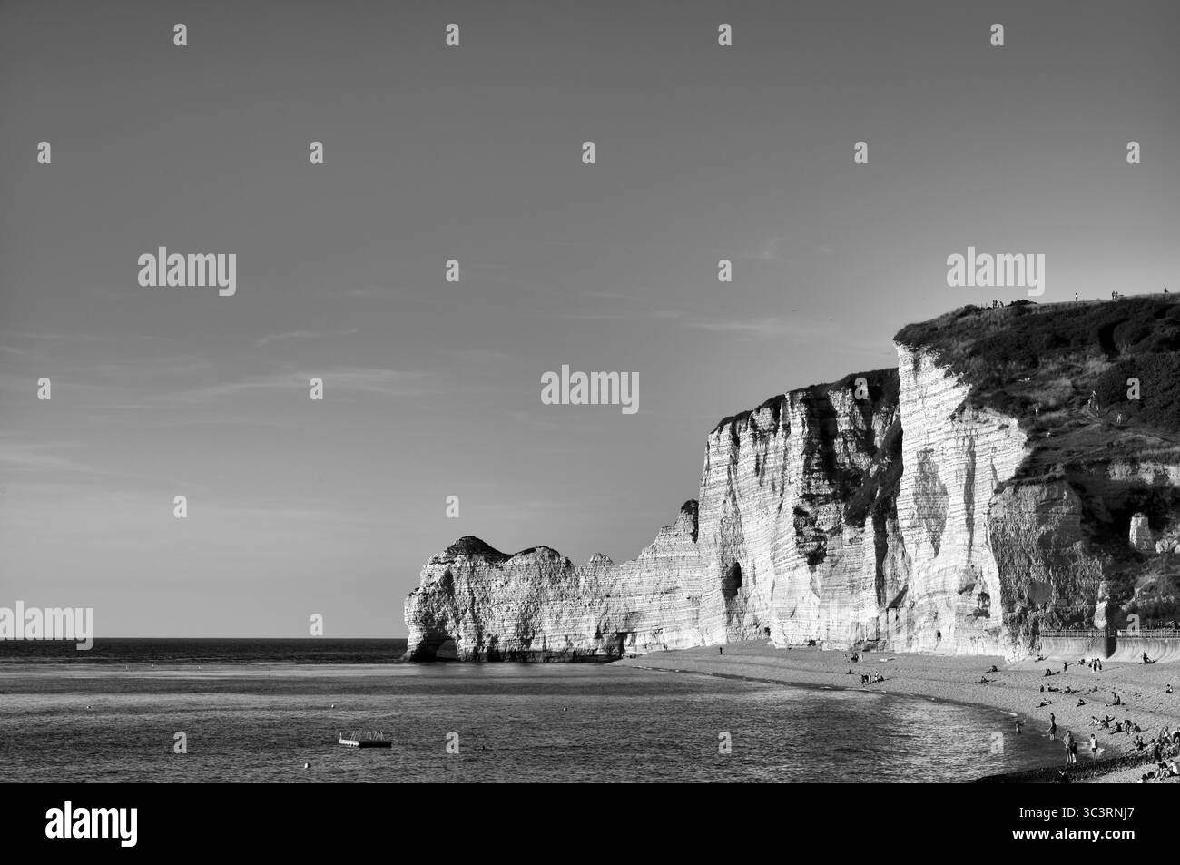Plage, plage de galets, arche rocheuse falaise ou porte d'amont, église Chapelle notre Dame de la Garde, Etretat, mer, côte escarpée, falaises, falaises de craie, ala Banque D'Images