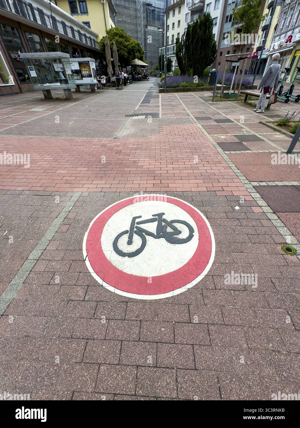 Panneau de signalisation officiel peint sur des pavés dans la zone piétonne utilisation du passage interdit pour les vélos, Aix-la-Chapelle, Rhénanie du Nord-Westphalie, Allemagne Banque D'Images