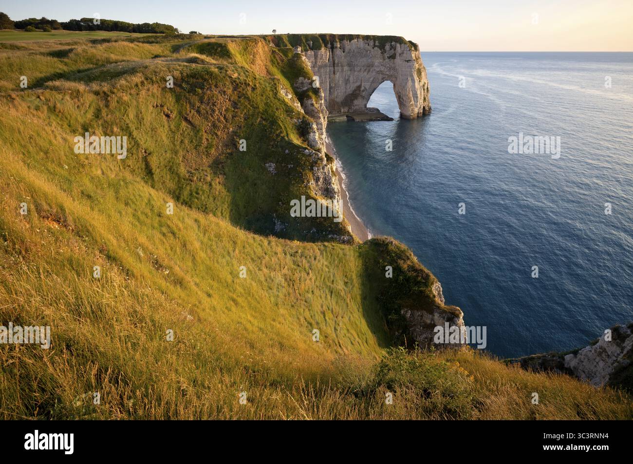 Arche rocheuse falaise ou porte la Manneporte, plage de Jambourg, Etretat, mer, côte escarpée, falaises, falaises de craie, côte d'albâtre, la Cote d'Albatre, même Banque D'Images