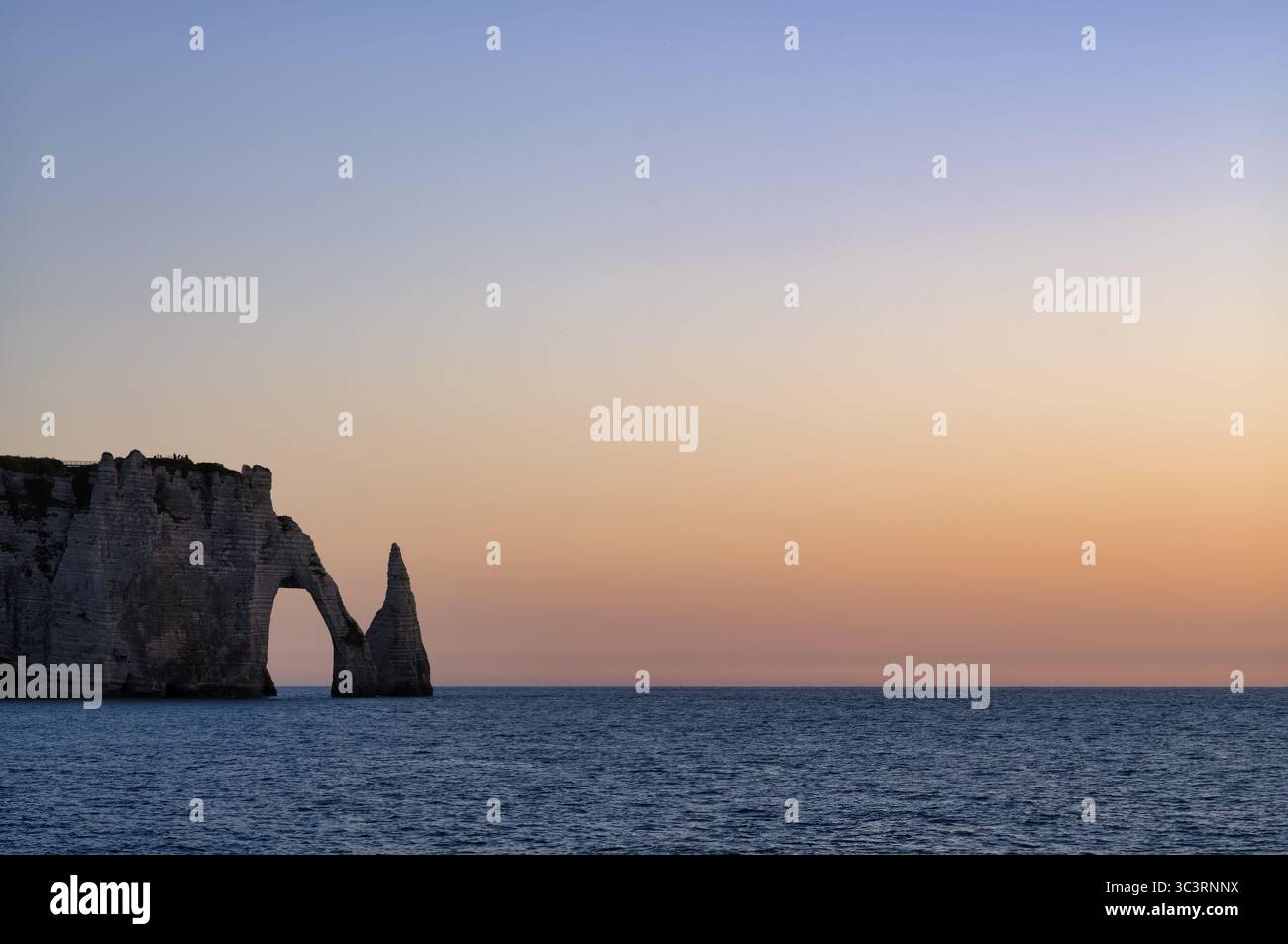Arche rocheuse falaise ou porte d'aval et aiguille rocheuse aiguille, Etretat, mer, côte escarpée, falaises, falaises de craie, côte d'albâtre, la Cote d'Albatre, ev Banque D'Images