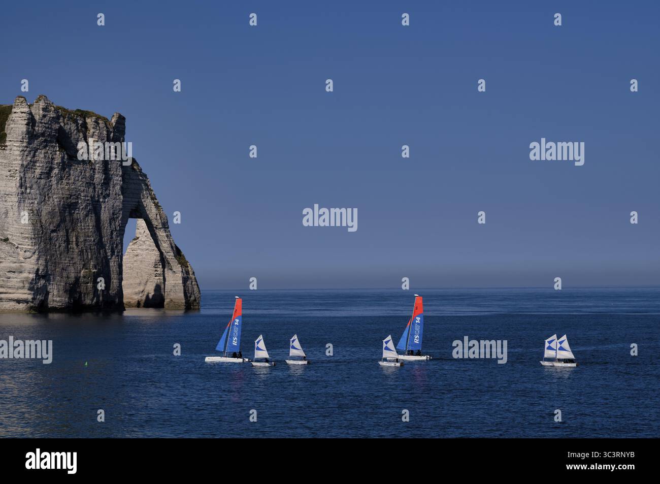 École de voile, voiliers, optimistes, arche rocheuse falaise ou porte d'aval, Etretat, mer, côte escarpée, falaises, falaises de craie, côte d'albâtre, la Co Banque D'Images