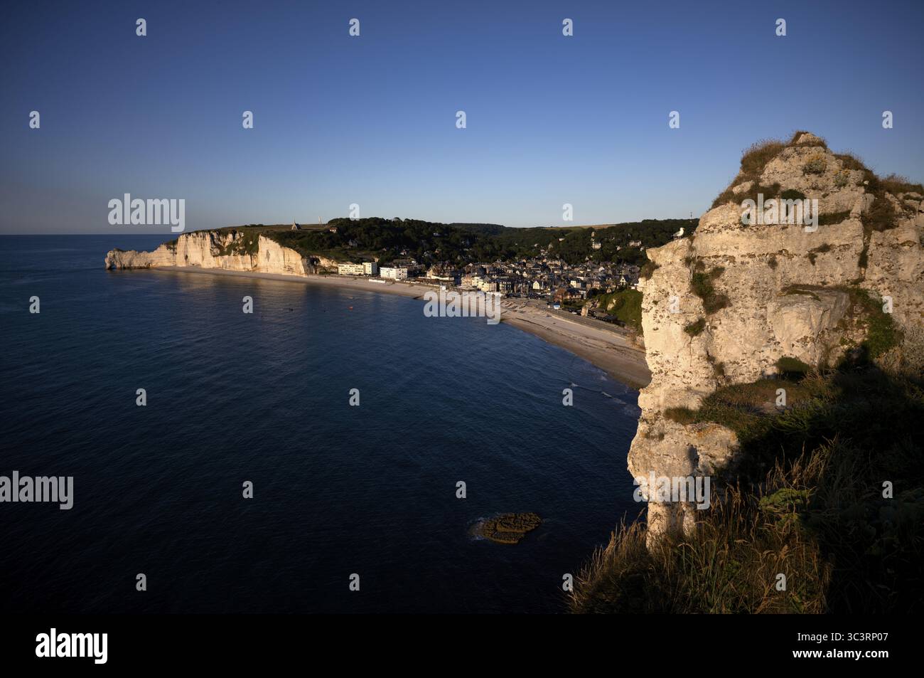 Arche rocheuse falaise ou porte d'amont, plage, Etretat, mer, côte escarpée, falaises, falaises de craie, côte d'albâtre, la Cote d'Albatre, ambiance du soir, Norma Banque D'Images