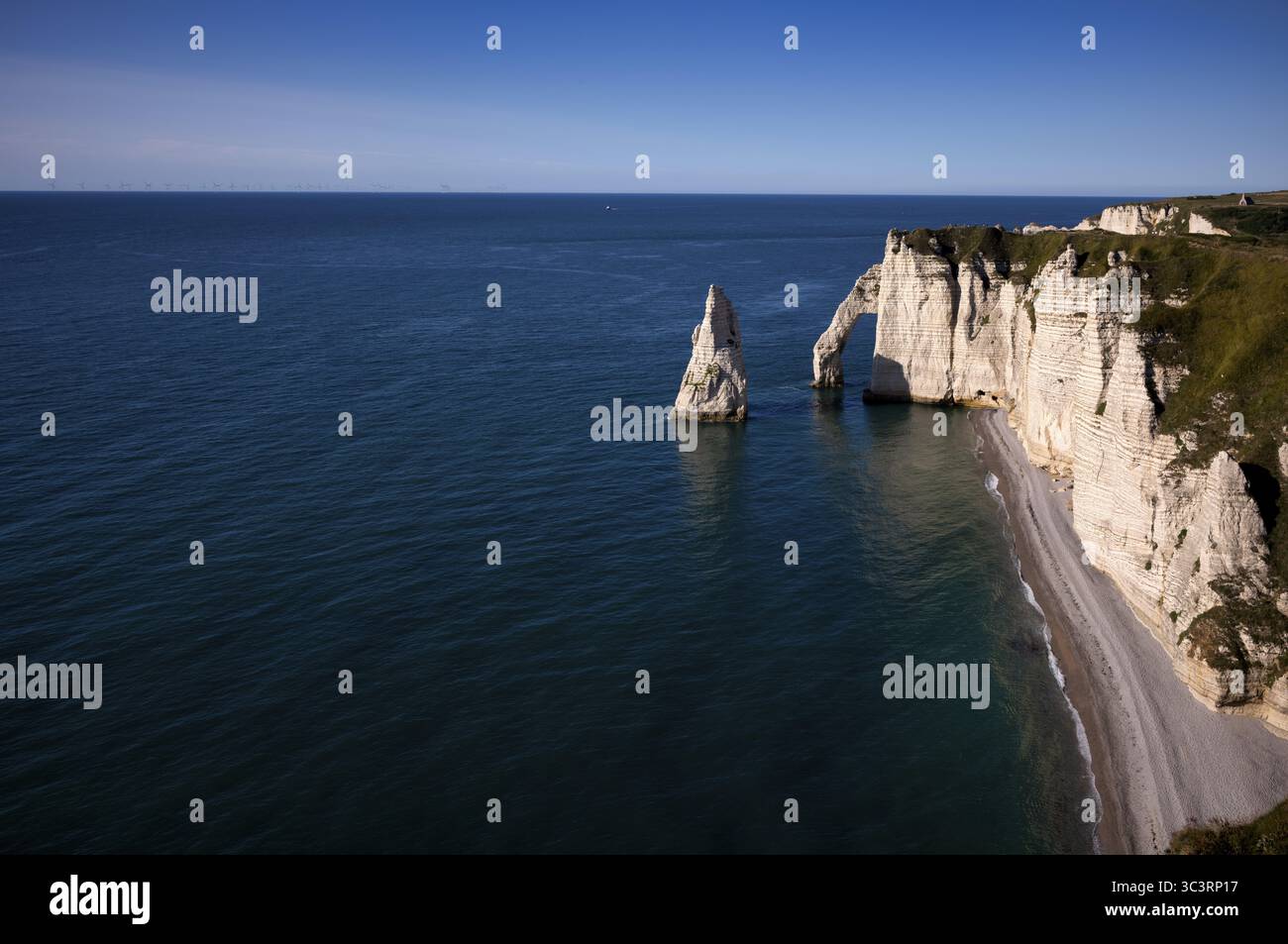 Arche rocheuse falaise ou porte d'aval et aiguille rocheuse aiguille, plage de Jambourg, Etretat, mer, côte escarpée, falaises, falaises de craie, côte d'albâtre, la Cot Banque D'Images