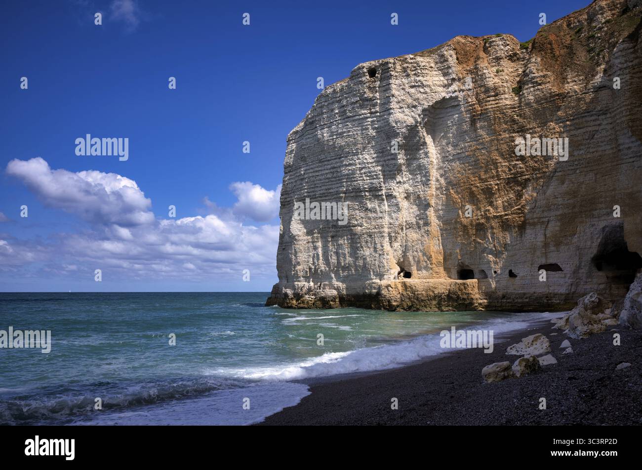 Vue sur l'oeil du Panda, L'oeil du Panda, fenêtre rocheuse, grotte, dans l'arche rocheuse falaise Courtine, Etretat, mer, falaise, falaises, falaises de craie, alaba Banque D'Images