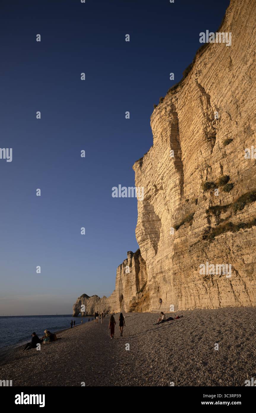 Les gens sur la plage, plage de galets, arche rocheuse falaise ou porte d'amont, Etretat, mer, côte escarpée, falaises, falaises de craie, côte d'albâtre, la Cote d'A. Banque D'Images