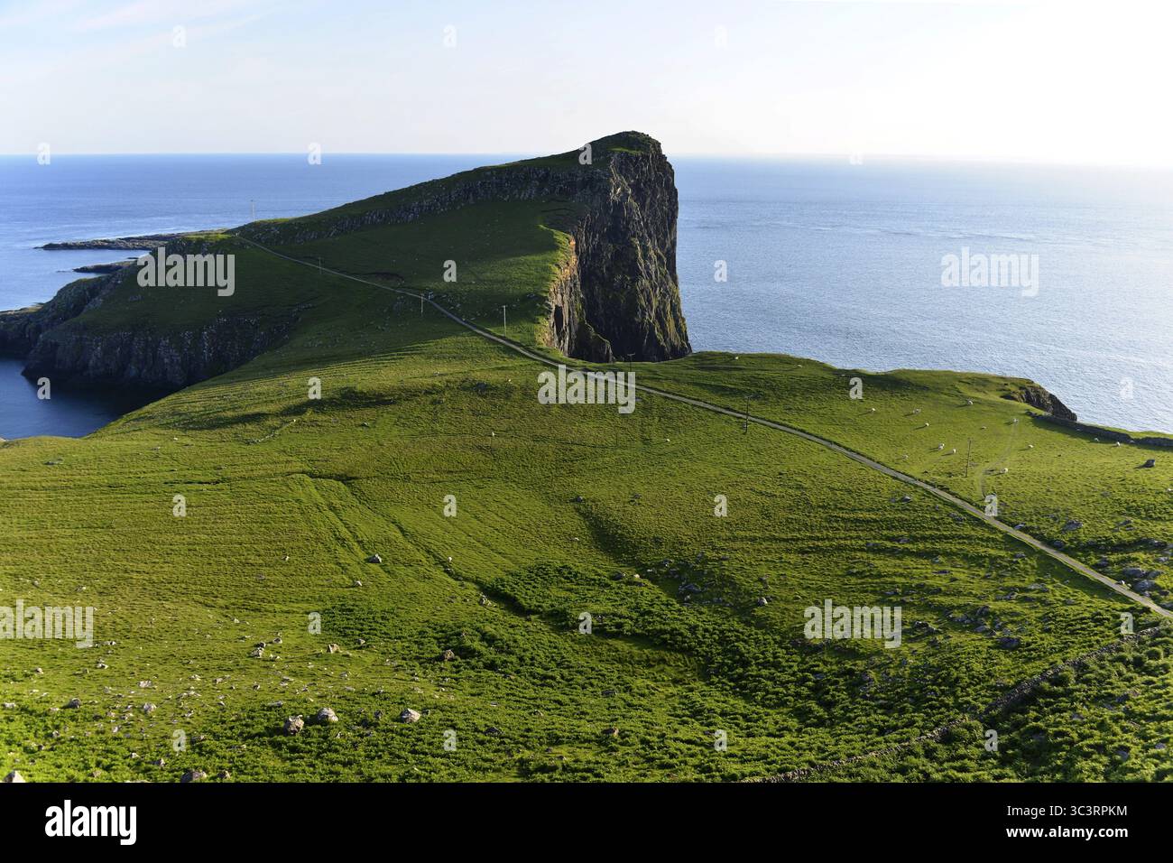 Falaises vertes s'étendant dans la mer bleue par temps ensoleillé, île de Skye, Écosse, Royaume-Uni Banque D'Images