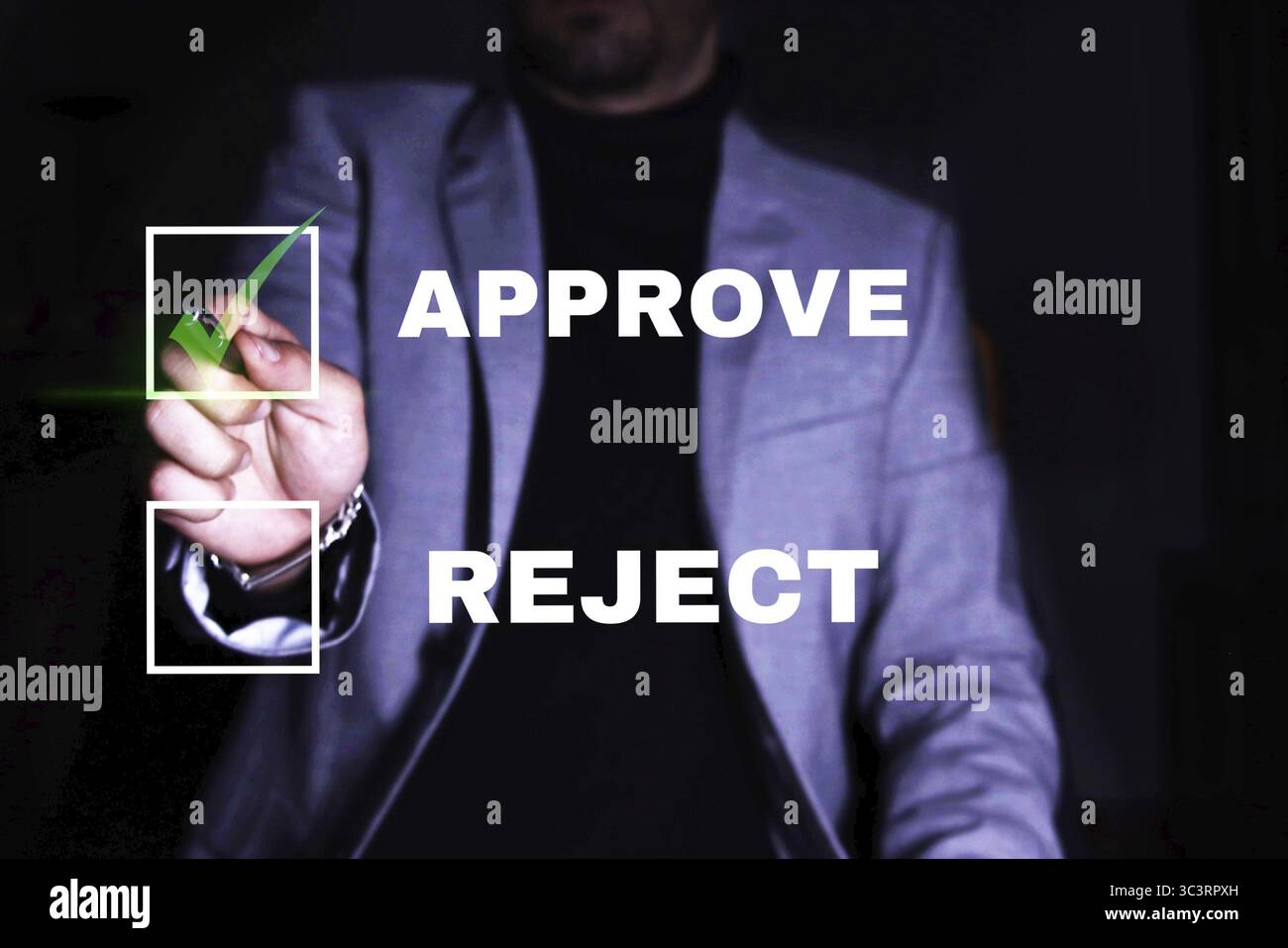 Businessman utilise le stylo pour cocher la bonne case pour approuver le document et le concept de projet Banque D'Images