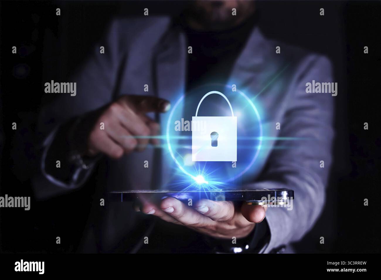 Homme d'affaires pointant et utilisant le téléphone mobile. Cadenas et icône de sécurité pour l'utilisation d'Internet mobile. Concept de cybersécurité et de confidentialité pour protéger les données Banque D'Images