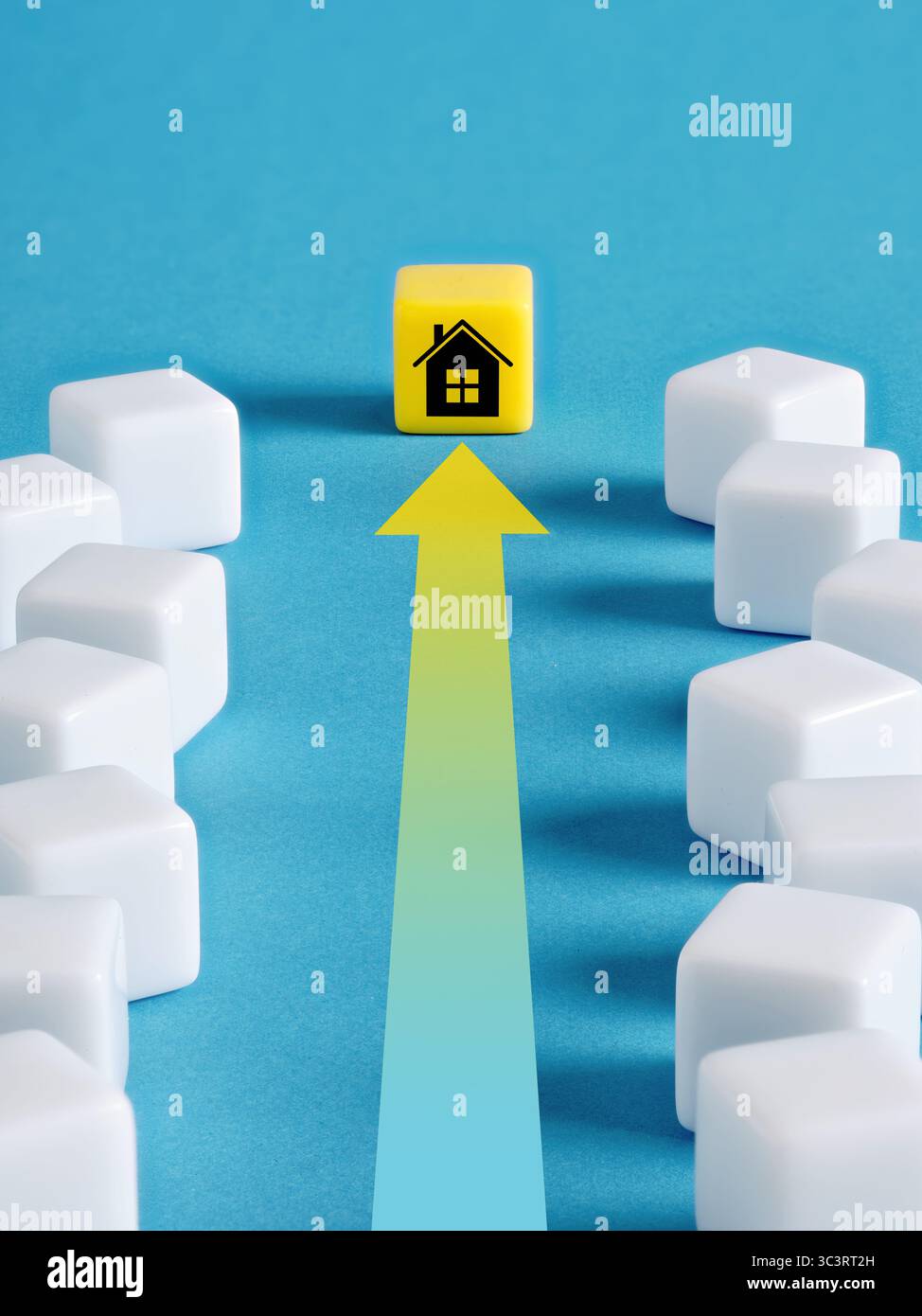 Propriété et concepts de logement. La flèche de direction mène vers un cube jaune avec un symbole de maison. Banque D'Images