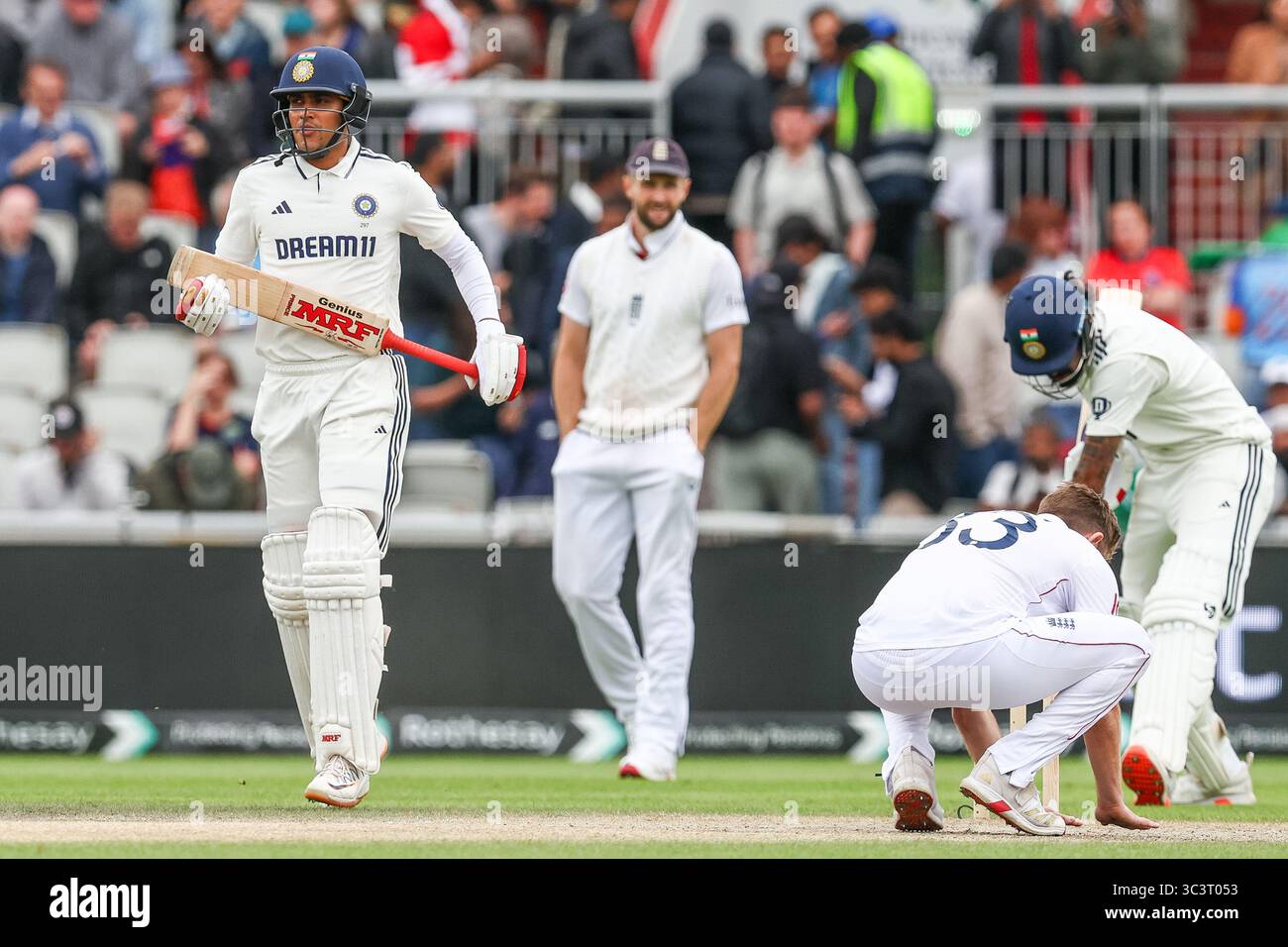 Old Trafford, Manchester le dimanche 27 juillet 2025. #77, Shubman Gill de l'Inde (à gauche) se dirige pour ouvrir le batteur comme #83, Liam Dawson de l'Angleterre squats pour vérifier le pli avant le bowling pendant le jour 5 du quatrième Rothesay test match entre l'Angleterre et l'Inde à Old Trafford, Manchester le dimanche 27 juillet 2025. (Photo : Stuart Leggett | mi News) crédit : MI News & Sport /Alamy Live News Banque D'Images