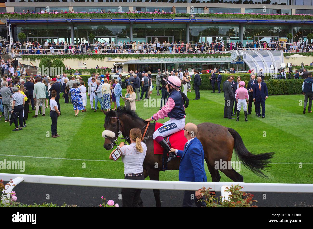 Josephine Gordon chevauchant Whitcombe Rockstar à Ascot King George Day, défilé Ring, Banque D'Images