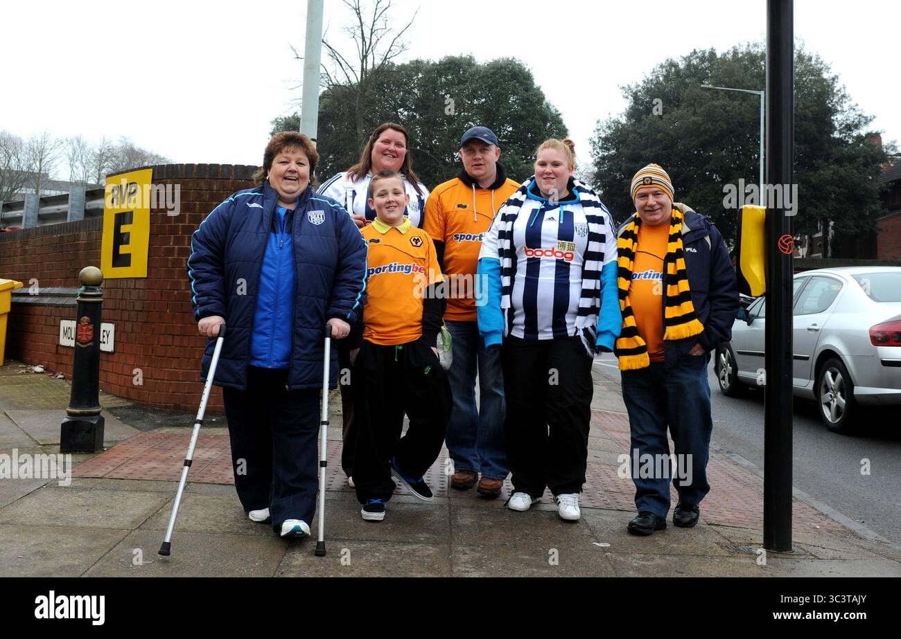 Loyauté partagée pour cette famille Black Country soutenant Wolverhampton Wanderers et West Bromwich Albion. Banque D'Images