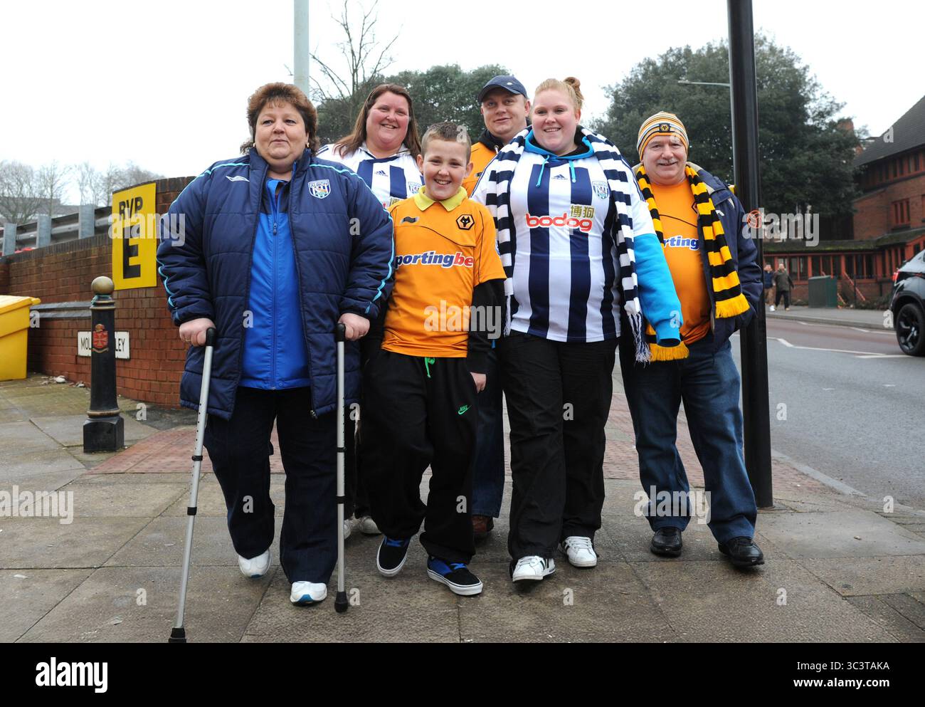 Loyauté partagée pour cette famille Black Country soutenant Wolverhampton Wanderers et West Bromwich Albion. Banque D'Images