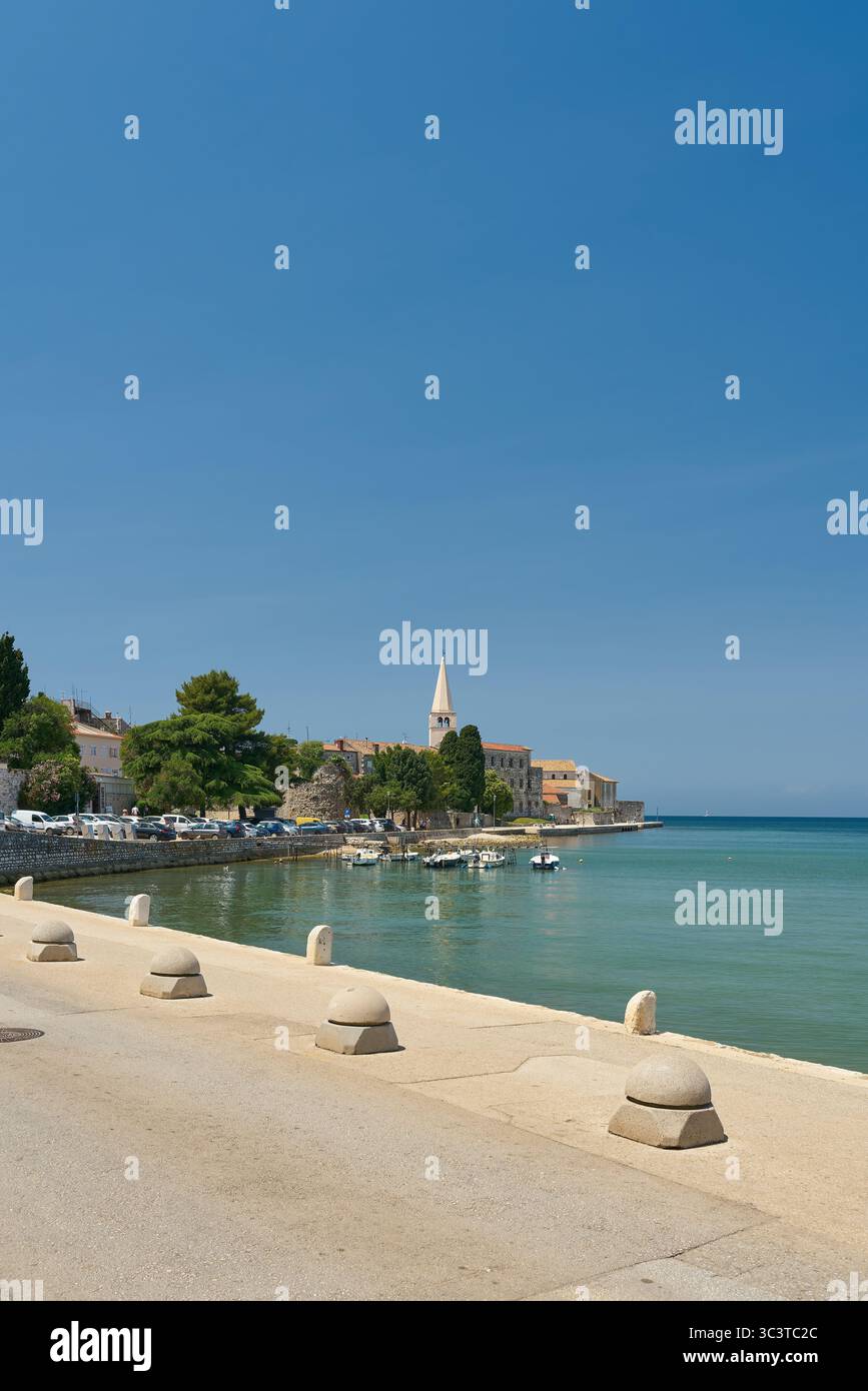 Vue depuis la promenade du front de mer de la vieille ville de Porec sur la mer Adriatique en Croatie Banque D'Images