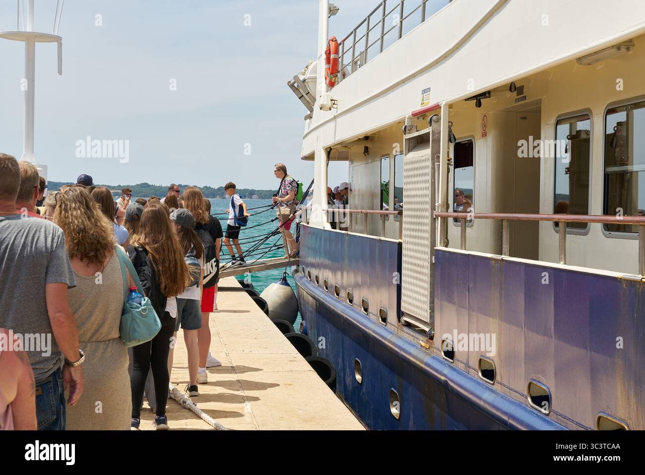 Les vacanciers attendent le ferry du village de pêcheurs de Fazana à l'île de Veliki Brijun dans le parc national de Brijuni en Croatie Banque D'Images